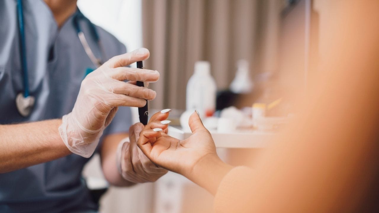 ദശലക്ഷക്കണക്കിന് ആളുകളെയാണ് ഇന്ന് പ്രമേഹം ബാധിച്ചിരിക്കുന്നത്. ശരിയായ രീതിയിൽ കണ്ടെത്തി വേണ്ട ചികിത്സ നൽകിയില്ലെങ്കിൽ, ശരീരത്തിലെ പ്രധാന അവയവങ്ങളെ പ്രമേഹം ബാധിക്കും. ഇതിൽ ഏറ്റവും പ്രധാനമാണ് കണ്ണുകൾ. പ്രമേഹം മൂലമുണ്ടാകുന്ന ഡയബറ്റിക് റെറ്റിനോപ്പതി എന്ന അവസ്ഥ കാഴ്ച്ച നഷ്ടമാകാൻ കാരണമായേക്കാം. എന്നാൽ കൃത്യസമയത്ത് തിരിച്ചറിഞ്ഞാൽ കണ്ണുകളെ സംരക്ഷിക്കാനാകും.
