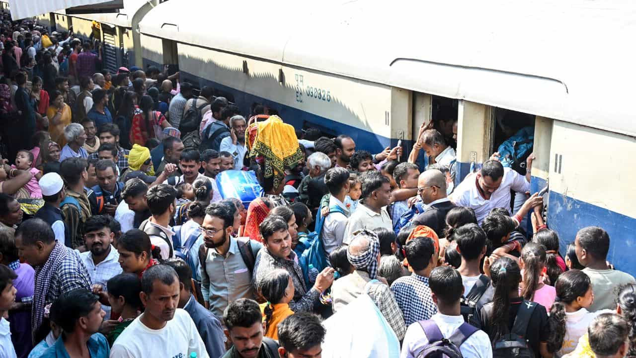 Chennai To Kerala Travel: ചെന്നൈയ്യിൽ നിന്ന് നാട്ടിലെത്താൻ പണമൊരു പ്രശ്നമേയല്ല; മാർ​ഗങ്ങൾ വേറെയുണ്ട്