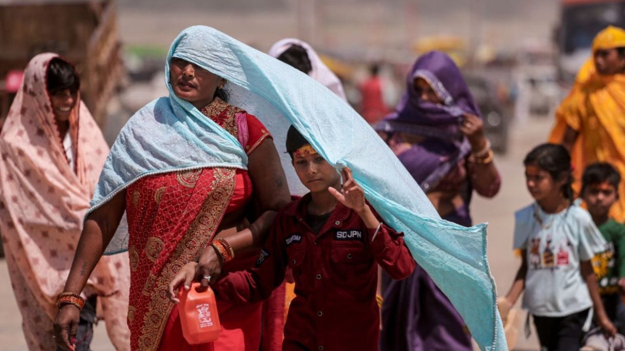 അന്തരീക്ഷത്തിൽ താപനില കൂടുതലായതിനാൽ യഥാർത്ഥ ചൂടിനേക്കാൾ കൂടുതൽ ചൂട് അനുഭവപ്പെടുന്നതും ആളുകളെ വലയ്ക്കുന്നുണ്ട്. വരുംദിവസങ്ങളിലും ഇതുപോലെ ചൂട് കൂടിയേക്കുമെന്നാണ് കാലാവസ്ഥ വകുപ്പിന്റെ പ്രവചനം. ഉച്ചസമയത്ത് നേരിട്ട് വെയിൽ ഏൽക്കുന്നത് ഒഴിവാക്കണമെന്നും ധാരാളം വെള്ളം കുടിക്കണമെന്നും ആരോഗ്യ വിദഗ്ധർ നിർദ്ദേശിച്ചിട്ടുണ്ട്.
