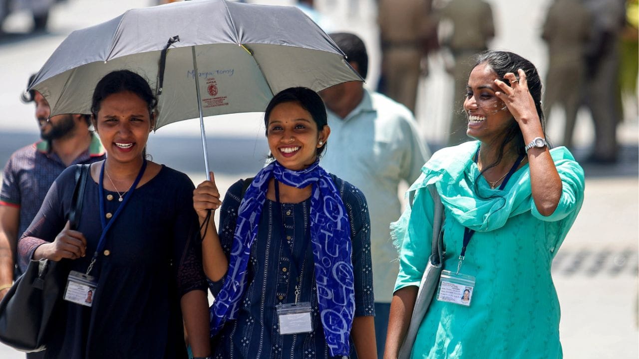 സാധാരണ നിലയേക്കാൾ നാല് ഡി​ഗ്രിയാണ് ഇന്ന് ഉയർന്നത്. മീനമ്പാക്കത്ത് താപനില 39.6 ഡിഗ്രി വരെ ഉയർന്നതായും കാലാവസ്ഥ വകുപ്പ് അറിയിച്ചു. സാധാരണയായി ലഭിക്കാറുള്ള സമുദ്ര കാറ്റ് വൈകിയെത്തുന്നതും അതിന്റെ വേ​ഗത കുറഞ്ഞതുമാണ് ചൂട് വർദ്ധിക്കാൻ കാരണമായതെന്ന് കാലാവസ്ഥ വിദ​ഗ്ധർ പറഞ്ഞു. 
