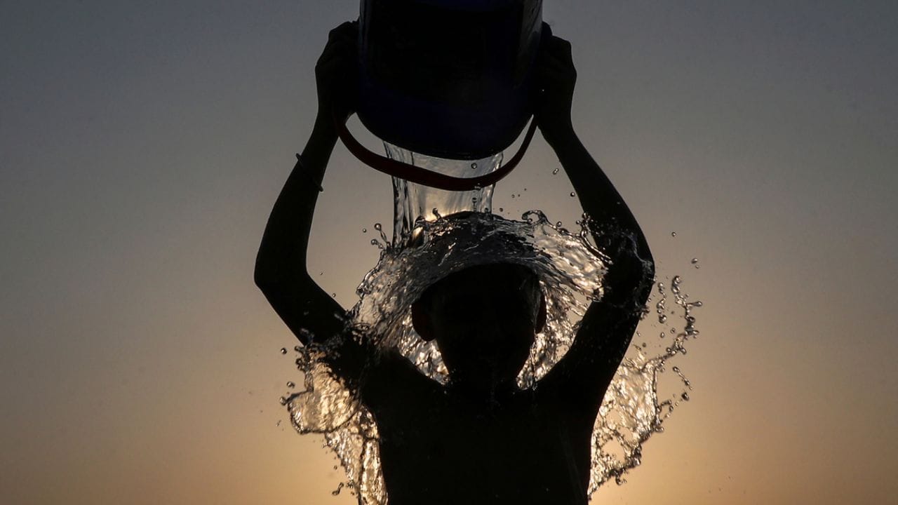 ഈ വർഷത്തെ ഏറ്റവും ചൂടേറിയ ദിനങ്ങളിലൂടെയാണ് ചെന്നൈ ന​ഗരം കടന്നുപോകുന്നത്. ഏപ്രിൽ 22, ഇന്ന് 39.1 ഡി​ഗ്രി സെൽഷ്യസ് താപനിലയാണ് രേഖപ്പെടുത്തിയത്, ഇത് ഈ വർഷത്തെ ഏറ്റവും ഉയർന്ന നിരക്കാണ്. സമുദ്ര കാറ്റിന്റെ വേ​ഗത കുറഞ്ഞതും അന്തരീക്ഷത്തിലെ ഈർപ്പത്തിന്റെ അളവ് കൂടിയതുമാണ് ചൂട് കൂടാൻ കാരണമായത്.
