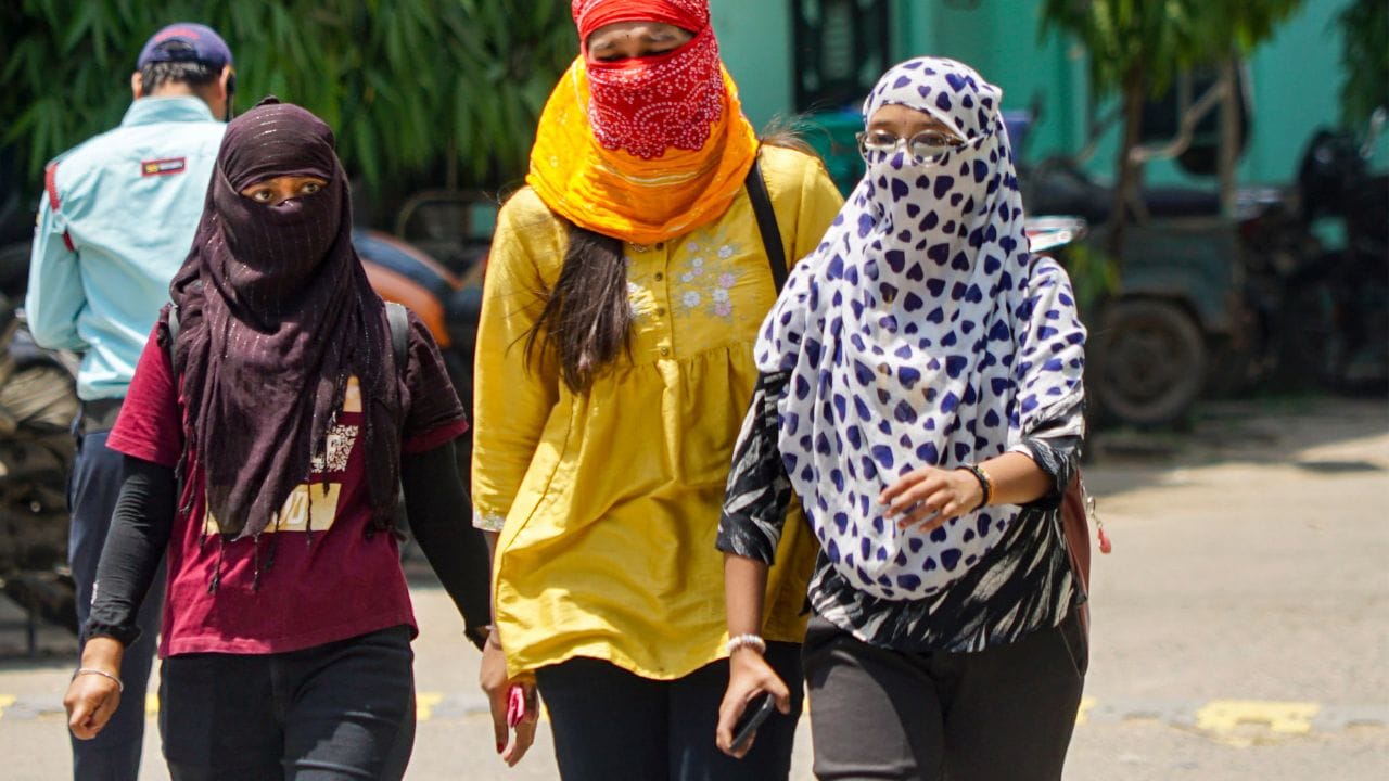 ചെന്നൈ ന​ഗരത്തിന് പുറമേ തമിഴ് നാട്ടിലെ ഉൾജില്ലകളിലുംല ചൂട് കഠിനമാണ്. വെല്ലൂരിൽ 41.9°C താപനില രേഖപ്പെടുത്തി, . കരൂർ പരമത്തിയിൽ 40.5°C, ഈറോഡ് 39.2°C, മധുര വിമാനത്താവളം 39.4°C, തിരുച്ചി 39.3°C എന്നിവയുൾപ്പെടെ നിരവധി സ്ഥലങ്ങളിൽ സാധാരണയേക്കാൾ ഉയർന്ന താപനിലയാണ് രേഖപ്പെടുത്തിയത്.
