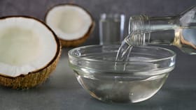 വെളിച്ചെണ്ണ ഇന്നുതന്നെ വാങ്ങിക്കോളൂ; റെക്കോഡ് വിലയിടിവ്