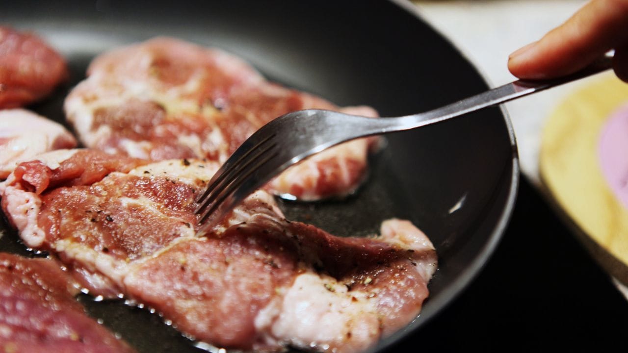 ഇറച്ചി ഫ്രിഡ്ജിൽ നിന്നും പുറത്തെടുക്കുമ്പോൾ ചില കാര്യങ്ങൾ ശ്രദ്ധിക്കണം. ഒരിക്കലും മസാല പുരട്ടാതെ ചിക്കൻ വേവിക്കരുത്. ഉപ്പുവെള്ളത്തിലും സുഗന്ധവ്യഞ്ജനങ്ങളിലും മുക്കിവയ്ക്കുക എന്നതാണ് ഇതിലൂടെ ഉദ്ദേശിക്കുന്നത്. ഇറച്ചി അമിതമായി വേവുന്നത് തടയാനും ഈർപ്പം നിലനിർത്താനും ഇത് സഹായിക്കുന്നു. അസമമായി മുറിച്ചെടുത്ത ഇറച്ചി നന്നായി വേവാതിരിക്കാനോ അല്ലെങ്കിൽ അമിതമായി വേവാനോ കാരണമാകുന്നു. പാചകം തുല്യമാകുന്നതിനും നല്ല രുചി ലഭിക്കാനും ഇറച്ചി തുല്യ കഷണങ്ങളായി മുറിക്കാൻ ശ്രദ്ധിക്കണം. 