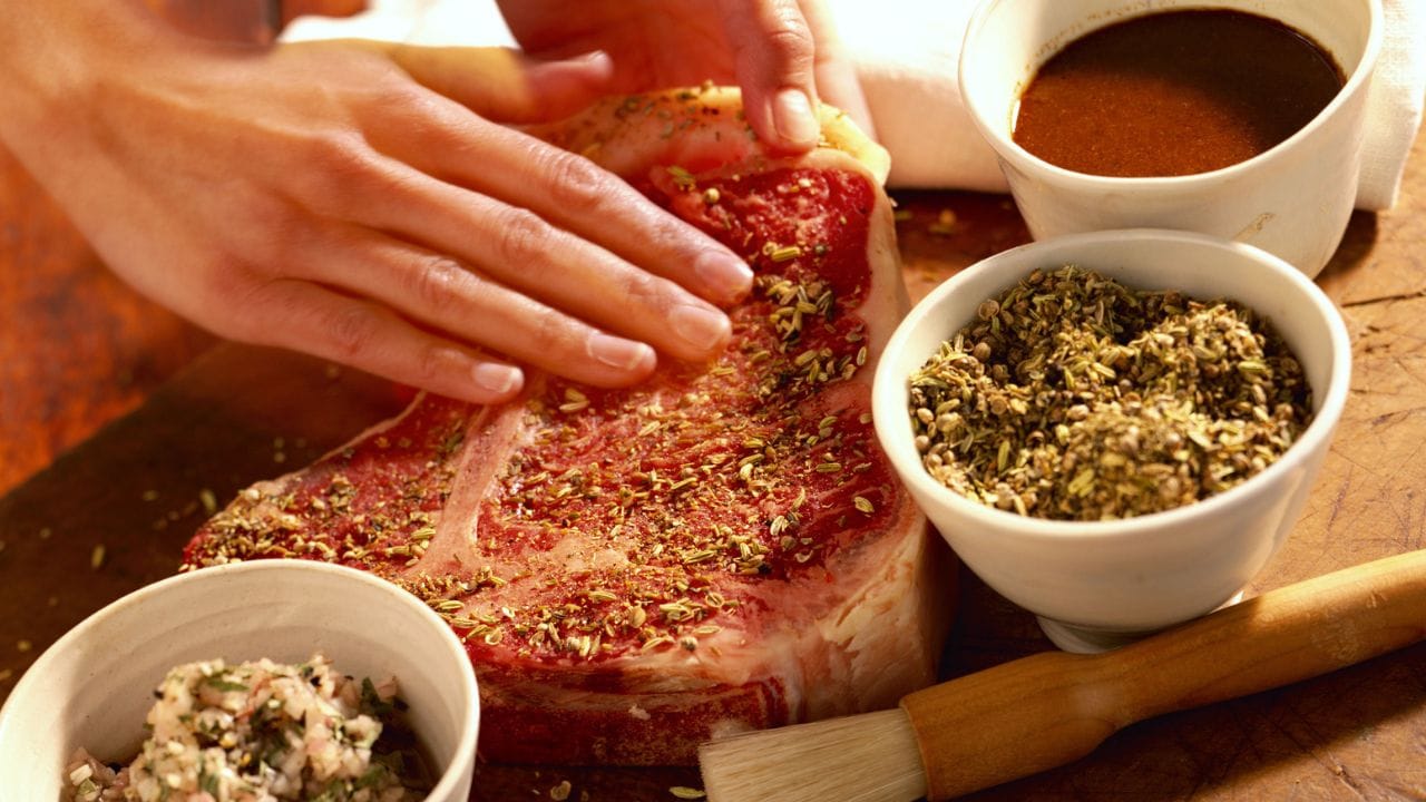 ഫ്രീസ് ചെയ്ത ഇറച്ചി നേരിട്ട് ചൂടുവെള്ളത്തിലിട്ട് ഉരുക്കുന്നതിന് പകരം, പാചകത്തിന് മണിക്കൂറുകൾക്ക് മുൻപ് ഫ്രീസറിൽ നിന്ന് മാറ്റി ഫ്രിഡ്ജിലെ താഴത്തെ തട്ടിൽ വെക്കുകയോ സാധാരണ പച്ചവെള്ളത്തിൽ മുക്കിവെക്കുകയോ ചെയ്യുക. ഇറച്ചി ഒരിക്കലും അന്തരീക്ഷ താപനിലയിൽ ദീർഘനേരം വെച്ച് ഐസ് ഉരുക്കാൻ ശ്രമിക്കരുത്, ഇത് ബാക്ടീരിയകളുടെ വളർച്ചയ്ക്ക് വഴിമാറുന്നു. ചുരുക്കത്തിൽ, ശുചിത്വവും ശരിയായ പാചക രീതിയും പിന്തുടരുന്നത് വഴി മാംസ വിഭവങ്ങൾ രുചികരമാക്കാൻ മാത്രമല്ല, നമ്മുടെ ആരോഗ്യം സംരക്ഷിക്കാനും സാധിക്കും.