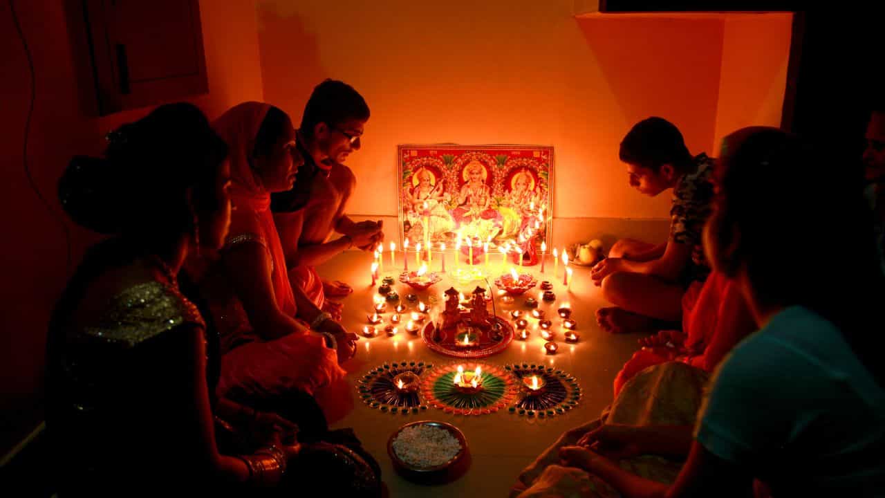 Vastu Tips: എല്ലാം നടക്കും! വീടിന്റെ ഈ ദിശയിൽ ഇരുന്ന് പ്രാർത്ഥിച്ചാൽ മതി