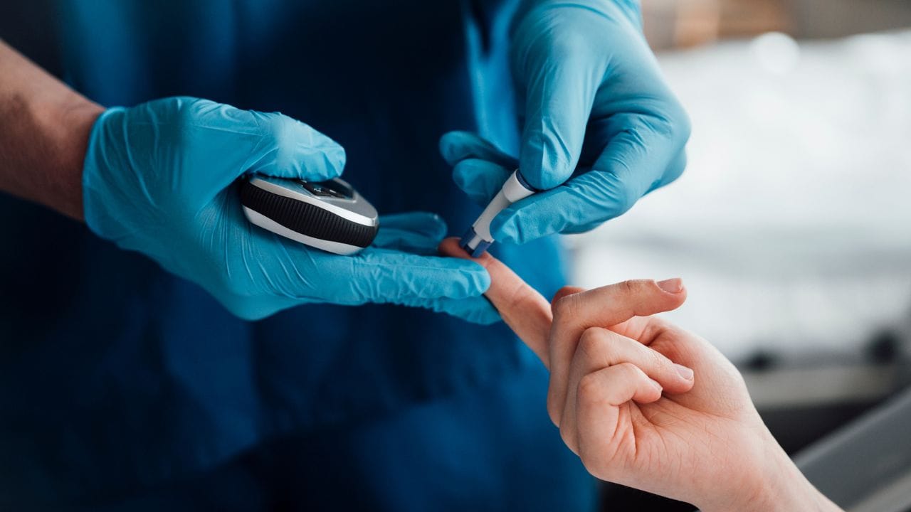 കുഞ്ഞുങ്ങളിൽ മുതൽ മുതർന്നവരിൽ വരെ കാണുന്ന ഒന്നാണ് പ്രമേഹം. സാധാരണയായി പ്രമേഹം ഹൃദയം, വൃക്ക, നാഡികൾ എന്നിവയെ കാലക്രമേണ കുഴപ്പത്തിലാക്കാറുണ്ട്. വളരെയധികം സൂക്ഷിച്ചില്ലെങ്കിൽ ഒരുപക്ഷേ നിങ്ങളുടെ കണ്ണുകളെയും കാഴ്ച്ചയെയും അവ ഇല്ലാതാക്കിയേക്കാം.  ലക്ഷണമൊന്നുമില്ലാതെ തന്നെ കണ്ണിൻ്റെ റെറ്റിനയെ ബാധിക്കുകയും ഒടുവിൽ കാഴ്ച്ച നഷ്ടമാകുകയും ചെയ്തേക്കാം. (Image Credit Source: Getty Images)
