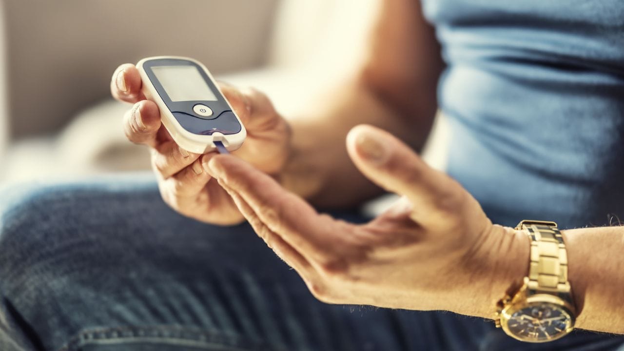 പ്രമേഹരോഗികൾ ഒരു ദിവസം മാത്രം പായസം കുടിക്കുന്നത് കൊണ്ട് വലിയ അപകടങ്ങൾ സാധാരണഗതിയിൽ സംഭവിക്കാറില്ല. എങ്കിലും, അത് ശരീരത്തിൽ ചില മാറ്റങ്ങൾ ഉണ്ടാകാറുണ്ട്. പായസത്തിൽ അടങ്ങിയിരിക്കുന്ന പഞ്ചസാരയോ ശർക്കരയോ, ഒപ്പം അരിയോ സേമിയയോ ഒക്കെ പെട്ടെന്ന് രക്തത്തിലേക്ക് ഗ്ലൂക്കോസ് എത്തിക്കുന്നവയാണ്. ഇത് കുടിച്ച് കഴിഞ്ഞാലുടൻ രക്തത്തിലെ പഞ്ചസാരയുടെ അളവ് ഗണ്യമായി ഉയരും.