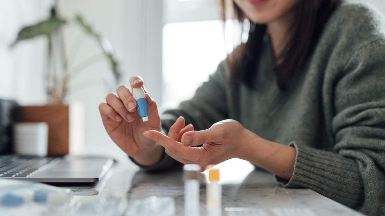 തുടക്കത്തിൽ ലക്ഷണങ്ങൾ പ്രകടമാകണമെന്നില്ല. എന്നാൽ ചില ലക്ഷണങ്ങൾ തിരിച്ചറിഞ്ഞാൽ കണ്ണുകളെ സംരക്ഷിക്കാനാകും. കാഴ്ചയിൽ നേരിയ മങ്ങൽ അനുഭവപ്പെടുക, വായനയിലോ ദൂരെയുള്ള വസ്തുക്കളെ നോക്കുമ്പോഴോ അസ്വസ്ഥത, നിറങ്ങൾ തിരിച്ചറിയാനുള്ള പ്രയാസം, രാത്രികാലങ്ങളിൽ കാഴ്ച തീരെ കുറയുക ഇവയെല്ലാം പ്രമേഹം കണ്ണിനെ ബാധിക്കുമ്പോൾ ഉണ്ടാകുന്ന ലക്ഷണങ്ങളാണ്. 
