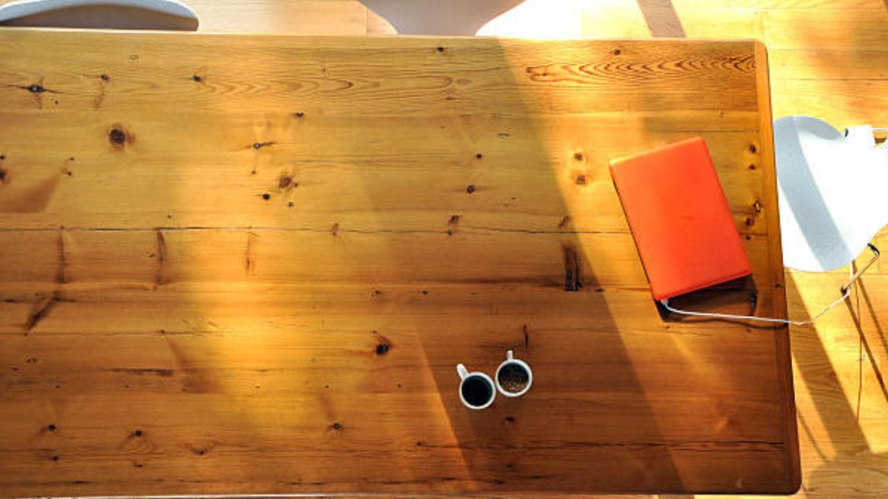 അതായത് വീട്ടിലുള്ള ഏതൊരു കാര്യമായാലും വാസ്തു തെറ്റിച്ചു കൊണ്ട് വച്ചാൽ അത് നമ്മളുടെ ജീവിതത്തിൽ വലിയ നഷ്ടങ്ങൾക്കും ബുദ്ധിമുട്ടുകൾക്കും കാരണമാകും. അവയിൽ ഒന്നാണ് ഡൈനിങ് ടേബിൾ. ഡൈനിങ് ടേബിൾ ഇല്ലാത്ത വീടുകൾ വിരളമായിരിക്കും. ഒരു വീട്ടിലെ എല്ലാവരും ഒത്തുചേരുന്ന ഒരു ഇടമാണ് ഡൈനിങ് ടേബിൾ. പല വീടുകളിലും ഭക്ഷണം കഴിക്കുന്ന സമയത്ത് ആയിരിക്കും ആ വീട്ടിൽ എല്ലാവരും ഒന്ന് ചേരുകയും കാര്യങ്ങൾ സംസാരിക്കുകയും ഒക്കെ ചെയ്യുക. അല്ലാത്ത സമയത്ത് ഒഴിഞ്ഞുകിടക്കുന്ന ഡൈനിങ് ടേബിളിൽ പലപ്പോഴും പല വസ്തുക്കളും നമ്മൾ കൊണ്ടു അലക്ഷ്യമായി വയ്ക്കാറുണ്ട്. 