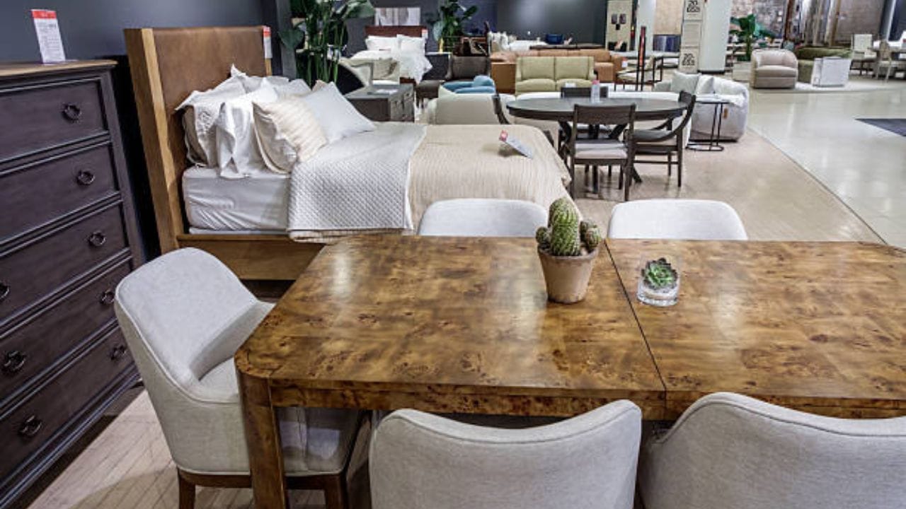 മറ്റു ചില വീടുകളിൽ പലപ്പോഴും ആളുകൾ എന്തെങ്കിലുമൊക്കെ സാധനങ്ങൾ അലക്ഷ്യമായി വെക്കുന്നതിന് മാത്രം ഉപയോഗിക്കുന്ന ഒന്നാണ് ഡൈനിങ് ടേബിൾ. എന്നാൽ ഡൈനിങ് ടേബിൾ എപ്പോഴും വൃത്തിയായി സൂക്ഷിക്കണം.
ചില സാധനങ്ങൾ നമ്മൾ ഡൈനിങ് ടേബിളിൽ വയ്ക്കുന്നത് വീട്ടിലെ ക്കുള്ള പോസിറ്റീവ് എനർജിയുടെ ആഗിരണത്തെ ഇല്ലാതാക്കും. അവയിൽ പ്രധാനപ്പെട്ട ഒന്നാണ് മരുന്നുകൾ. മരുന്ന് ഒരിക്കലും ഡൈനിങ് ടേബിളിൽ വയ്ക്കരുത്. ഇത് വീട്ടിലുള്ളവർക്ക് എപ്പോഴും അസുഖങ്ങൾ വരാനുള്ള സാധ്യത വർദ്ധിപ്പിക്കുന്നു. അതിനാൽ മരുന്ന് മറ്റേതെങ്കിലും മൂലയിൽ ആയി ഒരു പാത്രത്തിൽ പ്രത്യേകമായി സൂക്ഷിക്കുക. 