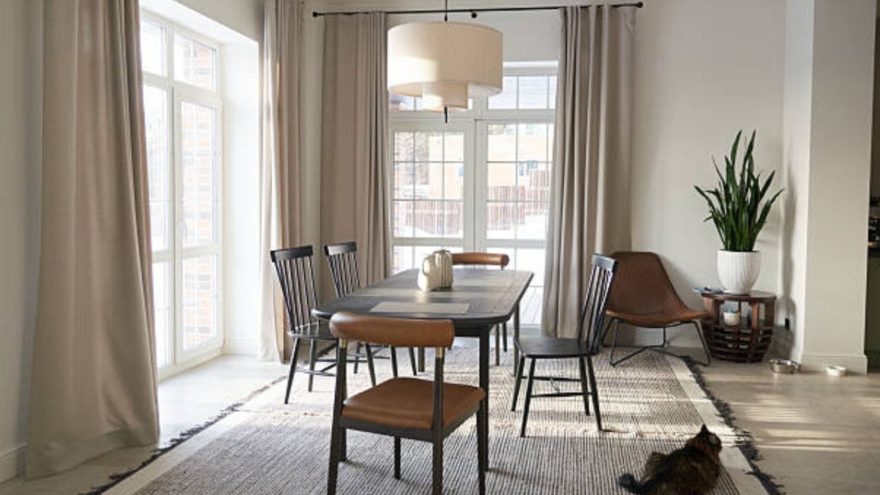 സനാതന ധർമ്മത്തിൽ വാസ്തുശാസ്ത്രത്തിന് വലിയ പ്രാധാന്യമുള്ളത്. പ്രധാനമായും വീട്. ഒരു വ്യക്തിയുടെ ജീവിതത്തിൽ ഏറ്റവും പ്രധാനപ്പെട്ടതും സ്വപ്നവുമാണ് വീട്. അതിനാൽ അവ നിർമ്മിക്കുമ്പോൾ നമ്മൾ ഏറ്റവും കൂടുതൽ പ്രാധാന്യം നൽകേണ്ട ഒന്നാണ് വാസ്തു. കാരണം വാസുപ്രകാരം അല്ലാതെ നിർമ്മിക്കുന്ന വീട്ടിൽ ഐശ്വര്യം നിലനിൽക്കില്ല. എപ്പോഴും ദുഃഖവും ദുരിതവും ആയിരിക്കും.വീട്ടിലെ നിർമ്മാണം മാത്രമല്ല വീടിനകത്ത് വെക്കുന്ന മറ്റു ചില കാര്യങ്ങളും അവയുടെ സ്ഥാനവും എല്ലാം നമ്മുടെ ജീവിതത്തിൽ ഒരുപാട് സ്വാധീനം ചെലുത്തുന്നുണ്ട്. (Image Credit source: Getty Images)