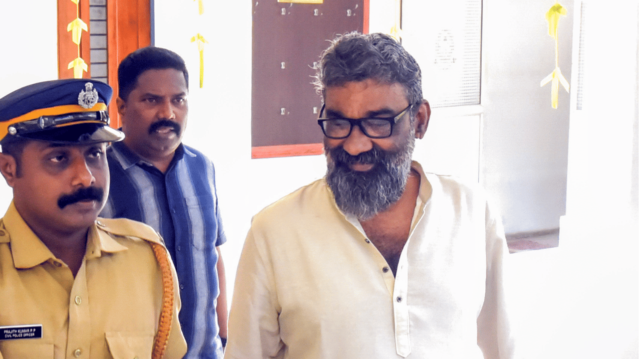 Director Ranjith: രഞ്ജിത്ത് പുറത്തേക്കോ? ജാമ്യാപേക്ഷ ഇന്ന് പരിഗണിക്കും Director Ranjith: രഞ്ജിത്ത് പുറത്തേക്കോ? ജാമ്യാപേക്ഷ ഇന്ന് പരിഗണിക്കും