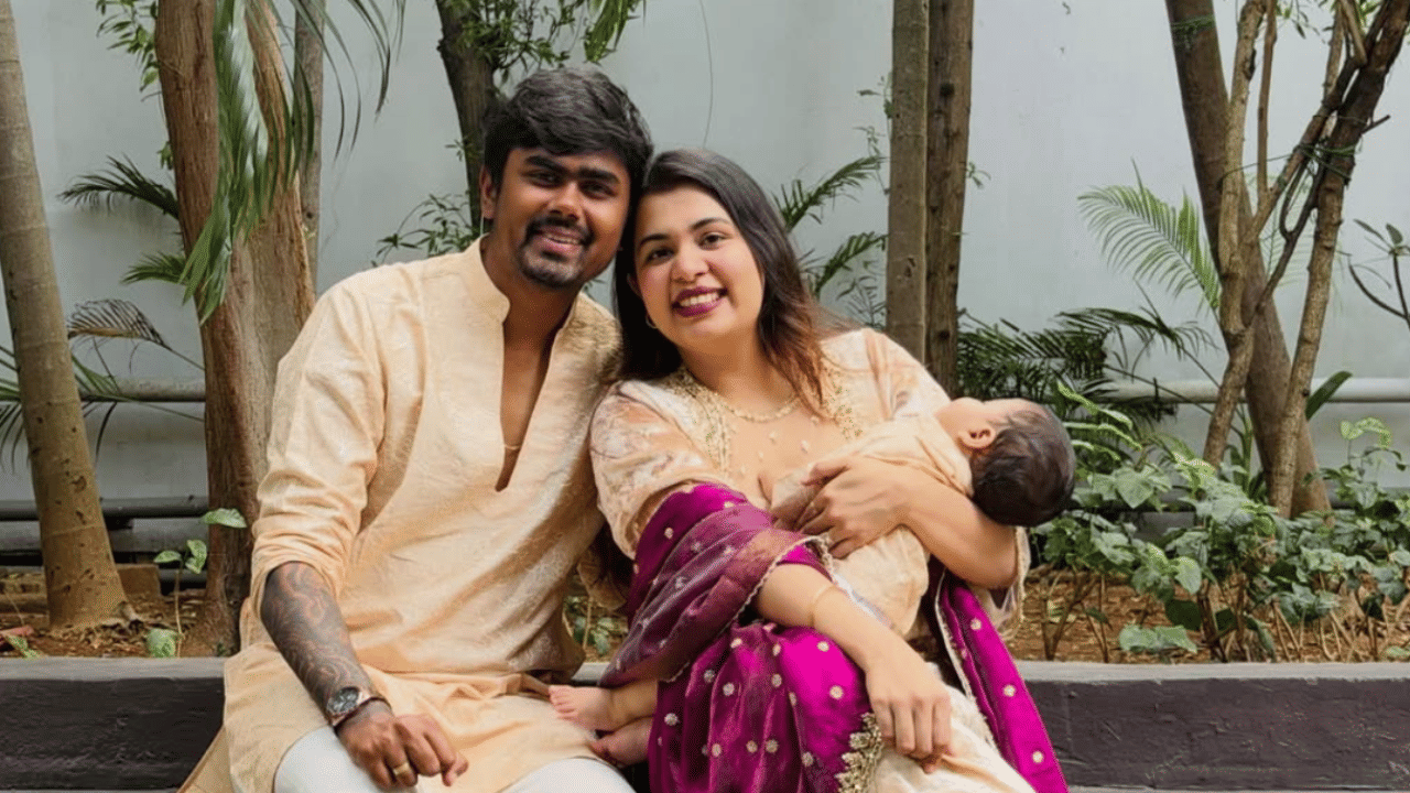 കഴിഞ്ഞ ദിവസം അശ്വിൻ ​ഗണേഷിന്റെ പിറന്നാളായിരുന്നു. പിറന്നാൾ ആഘോഷത്തിന്റെ വിഡിയോയാണ് ദിയ പങ്കുവെച്ചത്. പിറന്നാൾ ദിവസം ഒരു സാധാരണ ദിവസം പോലെ കടന്നുപോകുന്നതാണ് അശ്വിന് ഇഷ്ടം. ആ ദിവസം മാത്രം എല്ലാവരും കൂടി ചേർന്ന് തലയിൽ എടുത്ത് വെക്കുന്നതിനോട് താൽപര്യമില്ല.
