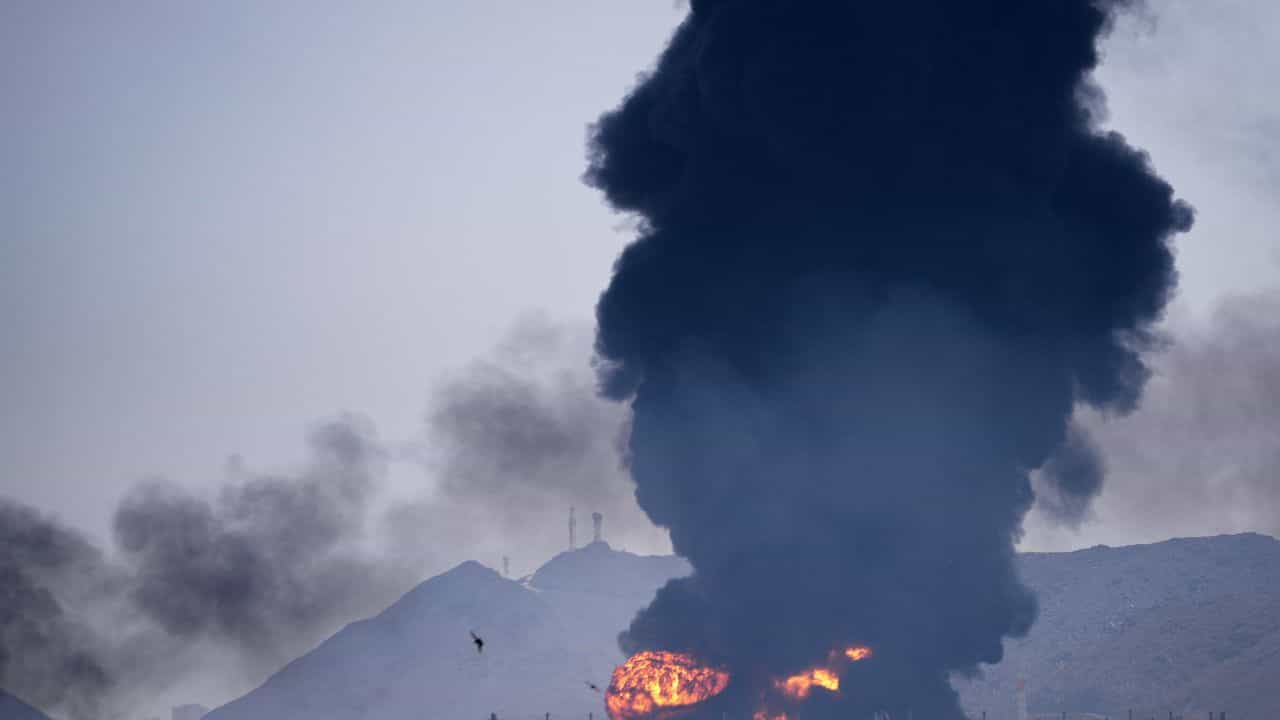 Iran Attack: കുവൈറ്റ് എണ്ണ ശുദ്ധീകരണശാലയില്‍ ഇറാന്‍ ആക്രമണം; തീ പടരുന്നു