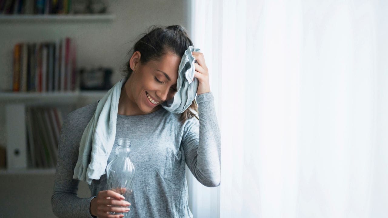 കൊടും വേനലിൽ വെന്തുരികിയാണ് നമ്മൾ പലരും ഓരോ ദിവസവും തള്ളിവിടുന്നത്. ചൂടിനെ അതിജീവിക്കാൻ പലരും എസിയും എയർ കൂളറുമൊക്കെയാണ് ആശ്രയിക്കുന്നത്. എന്നാൽ എസിയും കൂളറുമൊക്കെ എല്ലാ വീടുകളിലും ഉണ്ടാകണമെന്നില്ല. ഇനി ഉണ്ടെങ്കിൽ തന്നെ കറൻ്റ് ബില്ലിനെ പേടിച്ച് ഇവ ഉപയോ​ഗിക്കാൻ മടിക്കുന്നവരാണ് പലരും. (Image Credits: Getty Images)   
