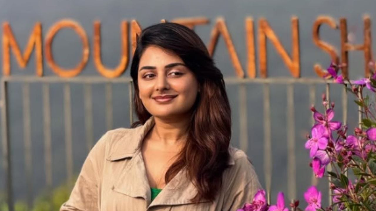 മലയാള സിനിമാ പ്രേക്ഷകരുടെ ഇഷ്ടപ്പെട്ട താരമാണ് എസ്തർ അനിൽ. ബാലതാരമായി സിനിമയിലെത്തിയ എസ്തർ തുടർന്ന് നിരവധി സിനിമകളുടെ ഭാ​ഗമായിട്ടുണ്ട്. മോഹൻലാലിന്റെ മകളായി ദൃശ്യത്തിൽ ചെയ്ത വേഷം കരിയറിലെ ഏറ്റവും ശ്രദ്ധേയമായ റോളായിരുന്നു. ഇപ്പോഴിതാ, സാനിയ അയ്യപ്പെനെ കുറിച്ച് താരം പറഞ്ഞ കാര്യങ്ങളാണ് സോഷ്യൽ മീഡിയയിൽ ശ്രദ്ധേയമാകുന്നത്. (Image Credit source: Instagram)