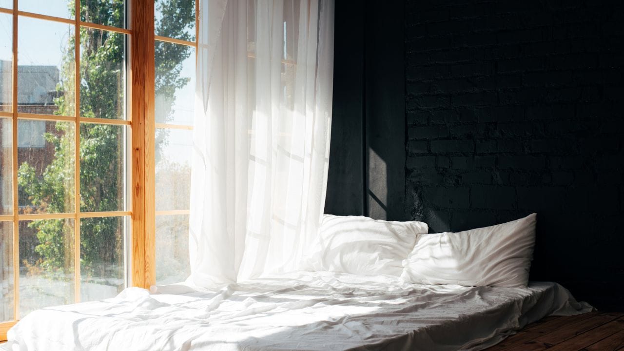 ഒരു പുതിയ മെത്ത വാങ്ങുക എന്നത് വലിയ സാമ്പത്തിക ബാധ്യതയുള്ള കാര്യമാണ്. അതുകൊണ്ടുതന്നെ നിലവിലുള്ള മെത്തകൾ കേടുപാടുകൾ കൂടാതെ പരിപാലിക്കാൻ ചില നിസാര കാര്യങ്ങൾ ശ്രദ്ധിച്ചാൽ മതിയാകും.