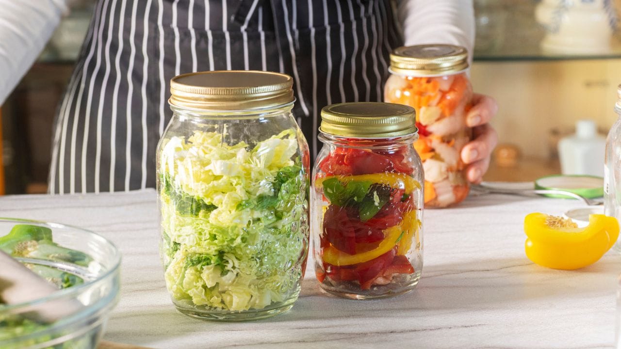 ജാപ്പനീസ് വിഭവമായ മിസോ സൂപ്പ് കുടലിന്റെ ആരോഗ്യം വർദ്ധിപ്പിക്കാൻ സഹായിക്കും. സോവർക്രാട്ട് അധവാ പുളിപ്പിച്ച കാബേജ് ചെറിയ അളവിൽ ഭക്ഷണത്തിൽ ചേർക്കുന്നത് രുചിയും ആരോഗ്യവും നൽകും. പക്ഷെ ചില കാര്യങ്ങൽ ശ്രദ്ധിക്കണം. പുളിപ്പിച്ച ഭക്ഷണങ്ങൾ എല്ലായ്പ്പോഴും ഗുണകരമാകണമെന്നില്ല. ചില അപകടസാധ്യതകൾ ഉണ്ട്.  മിസോ, സോവർക്രാട്ട് തുടങ്ങിയവയിൽ ഉപ്പിന്റെ അളവ് കൂടുതലായതിനാൽ രക്തസമ്മർദ്ദമുള്ളവർ ശ്രദ്ധിക്കണം.