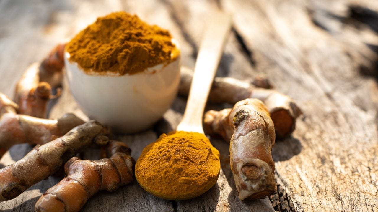 മായം ചേർത്തുവരുന്ന മഞ്ഞൾ നിങ്ങളുടെ ആരോഗ്യത്തെ പല തരത്തിൽ ബാധിച്ചേക്കാം. ഭക്ഷണത്തിൽ ഇവ ചേർക്കുന്നത് ഓക്കാനം, ഛർദ്ദി, വയറ്റിൽ അസ്വസ്ഥതകൾ, വൃക്ക അല്ലെങ്കിൽ കരൾ രോ​ഗങ്ങൾ, പ്രതിരോധശേഷി കുറയുക, നാഡീസംബന്ധമായ പ്രശ്നങ്ങൾ, കുട്ടികളിൽ  വിഷബാധ, കുട്ടികളിൽ ബുദ്ധിവികാസം ഇല്ലാതാകുക എന്നിവയ്ക്ക് കാരണമായേക്കാം. 
