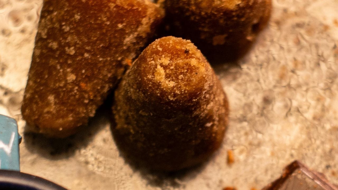 ശർക്കര വാങ്ങുമ്പോൾ ഏറ്റവും ആദ്യം ശ്രദ്ധിക്കേണ്ടത് അതിന്റെ നിറമാണ്. കടുത്ത തവിട്ട് നിറത്തിലോ അല്ലെങ്കിൽ മണ്ണിന്റെ നിറത്തിലോ ആയിരിക്കും. മഞ്ഞയോ, ഇളം മഞ്ഞയോ അല്ലെങ്കിൽ വെളുത്ത നിറത്തിലോ ഉള്ള ശർക്കരകളിൽ രാസവസ്തുക്കൾ ചേർക്കാൻ സാധ്യത കൂടുതലാണ്.