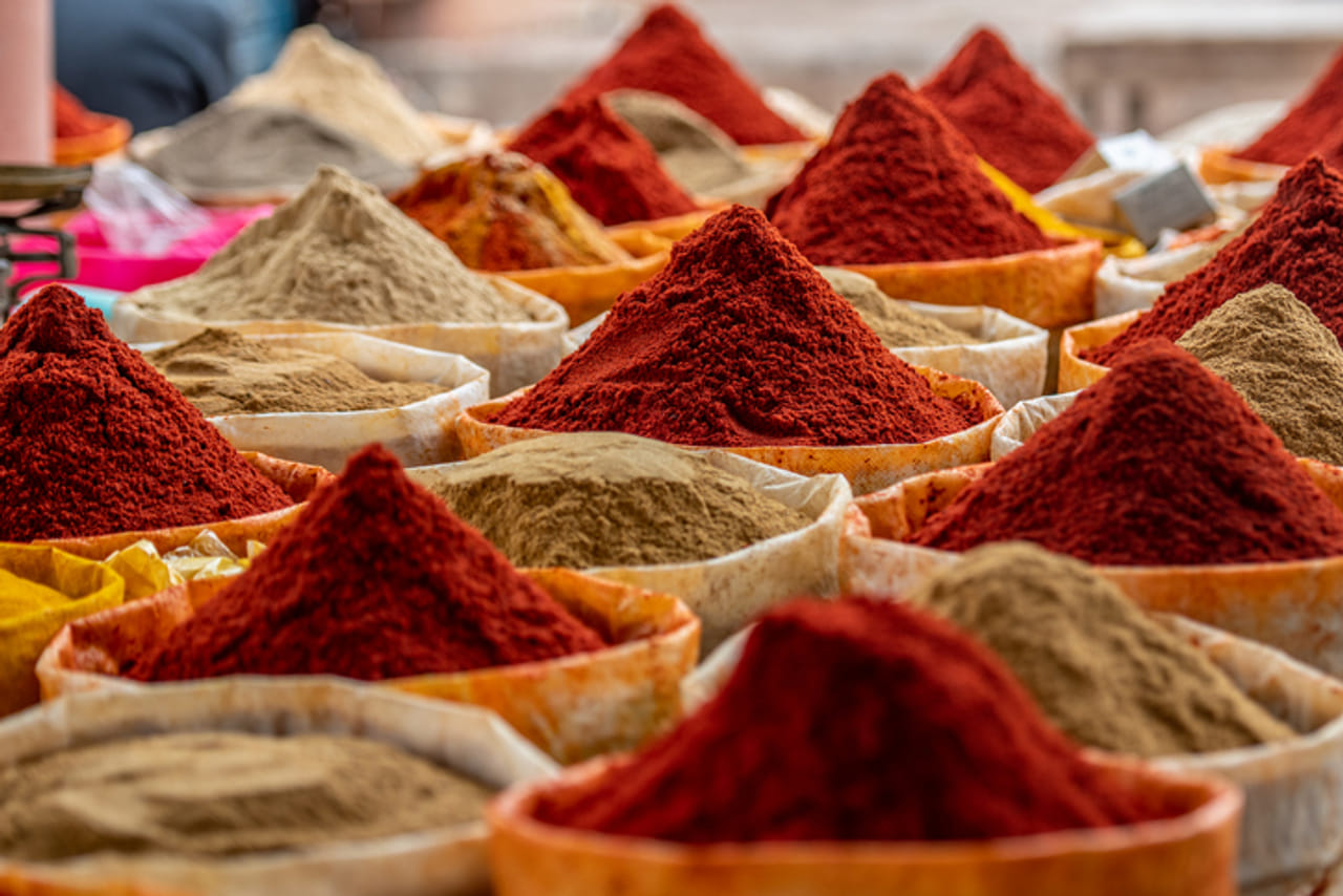 അടുക്കളയിൽ ഏറ്റവും കൂടുതൽ കാണപ്പെടുന്നതും സൂക്ഷിക്കാൻ ബുദ്ധിമുട്ടുള്ളതുമാണ് മസാലപൊടുകൾ. കടകളിൽ നിന്ന് വാങ്ങുന്നതായാലും വീട്ടിൽ തന്നെ പൊടിച്ച് തയ്യാറാക്കുന്നതായാലും കൃത്യമായി സൂക്ഷിച്ചില്ലെങ്കിൽ പെട്ടെന്ന് തന്നെ കേടായിപോകാറുണ്ട്. അതിൽ മല്ലിപ്പൊടിയും മുളകുപൊടിയും, പെട്ടെന്ന് പൂപ്പൽ പിടിക്കാനും കട്ടപിടിക്കാനും സാധ്യതയുള്ളവയാണ്. (Image Credits: Getty Images)
