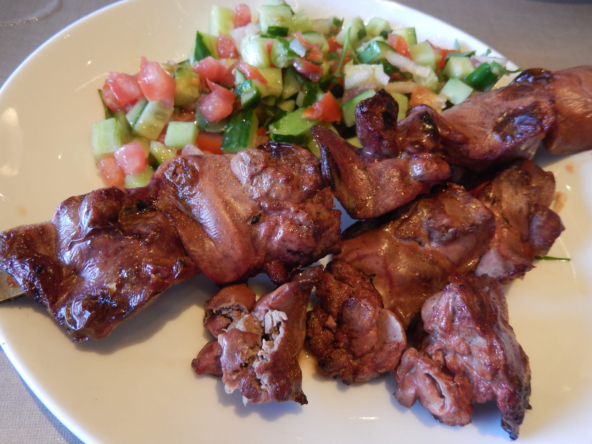 ആർത്തവസമയത്ത് വലിയ തോതിൽ രക്തം നഷ്ടപ്പെടുന്നതിലൂടെ സ്ത്രീകൾക്ക് ക്ഷീണവും തളർച്ചയും ഉണ്ടായേക്കാം. എന്നാൽ ഈസമയത്ത് ചിക്കൻ ലിവറിലെ വിറ്റാമിൻ ബി12 ശരീരത്തിന് ആവശ്യമായ ഊർജ്ജം നൽകുകയും നാഡീവ്യൂഹത്തിന്റെ പ്രവർത്തനം നിലനിർത്തുകയും ചെയ്യുന്നു. ആർത്തവകാലത്തെ മൂഡ് സ്വിങ്സ് കുറയ്ക്കാനും ഇത്തരം ശാരീരക മാറ്റങ്ങളിലൂടെ സാധിക്കും.
