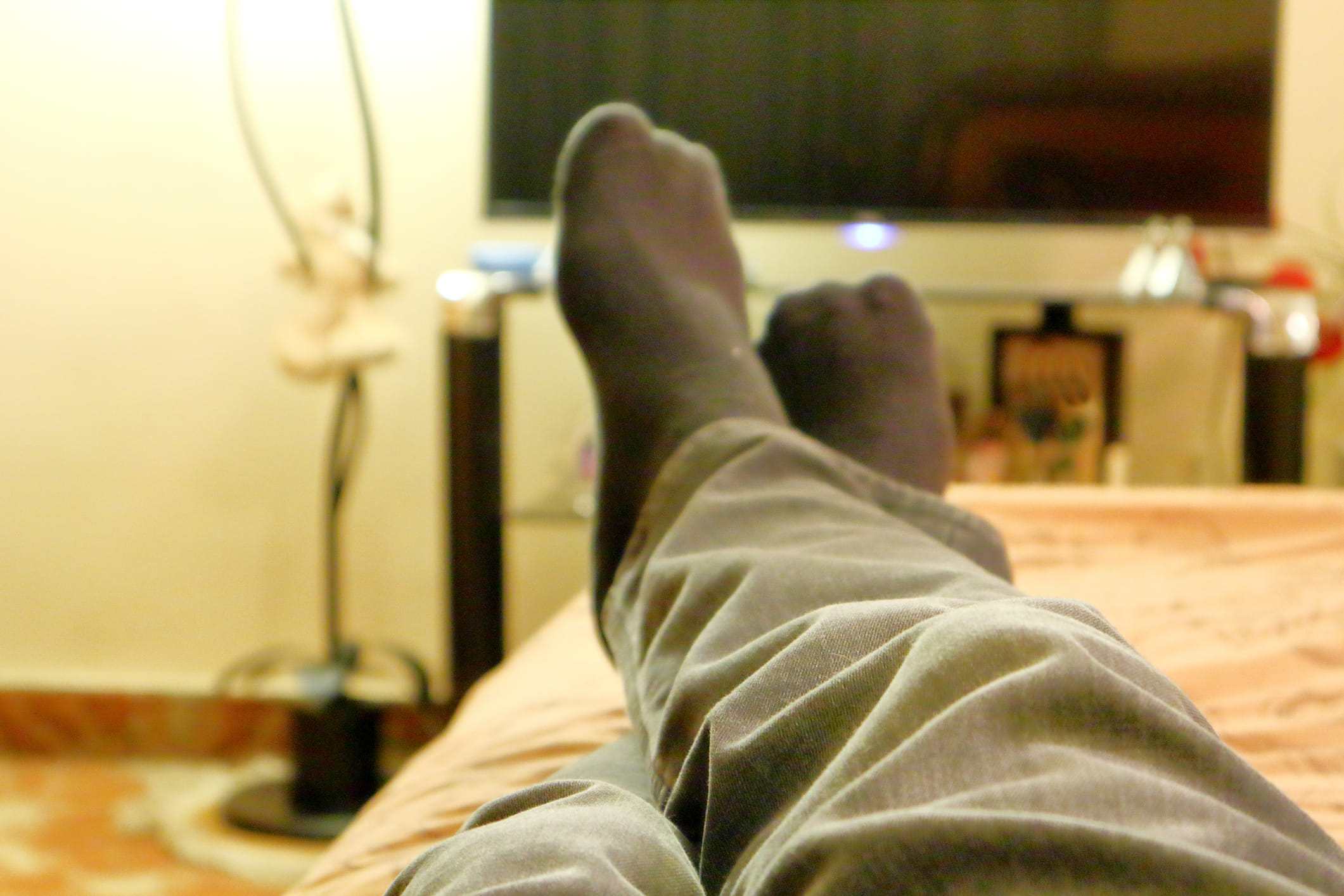 സോക്സ് ധരിക്കുന്നവർക്ക് ധരിക്കാത്തവരെ അപേക്ഷിച്ച് 15 മിനിറ്റ് നേരത്തെ ഉറക്കം ലഭിക്കുമെന്ന് പഠനങ്ങൾ പറയുന്നത്. രാത്രി ഇടയ്ക്കിടെ ഉണരുന്നത് തടയാനും ഈ ശീലം നിങ്ങളെ സഹായിക്കുന്നു. മോയ്സ്ചറൈസർ പുരട്ടിയ ശേഷം കോട്ടൺ സോക്സ് ധരിക്കുന്നത് പാദങ്ങൾ മൃദുവാക്കാനും അതുപോലെ കാലുകളുടെ ഭംഗി കൂട്ടാനും ഇത് നല്ലതാണ്.