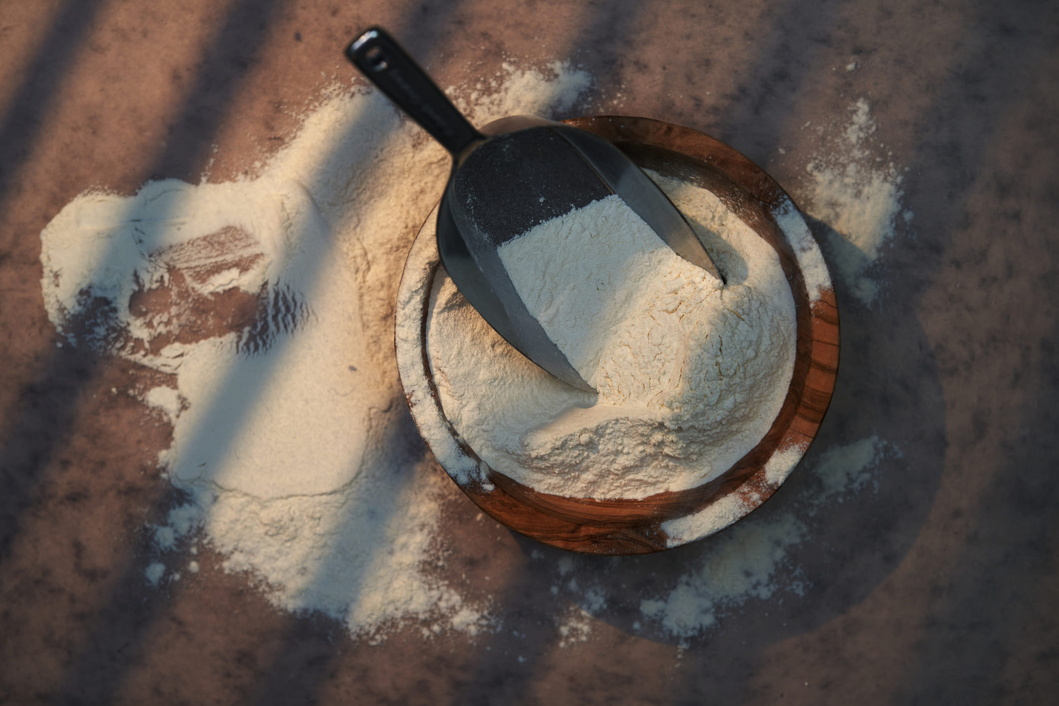 സംസ്കരിച്ച കാർബോഹൈഡ്രേറ്റുകളായതിനാൽ മൈദ കഴിച്ചാൽ ശരീരത്തിൽ വീക്കം ഉണ്ടായേക്കാം. ഇത് മുഖക്കുരുവിനും ചർമ്മത്തിലെ അസ്വസ്ഥതകൾക്കും കാരണമാകും. മൈദ ഒഴിവാക്കുന്നത് വഴി ചർമ്മം കൂടുതൽ തെളിമയുള്ളതും ആരോഗ്യവുമുള്ളതുമായി മാറുന്നു. മൈദ വിഭവങ്ങൾ അമിതമായ കലോറി അടങ്ങിയതിനാൽ ശരീരഭാരം കൂടാനും കാരണമാകും.