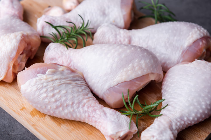 ചിക്കൻ്റെ തൊലി കഴിക്കുന്നത് ​ഗുണകരമാണെങ്കിലും അമിതമായാൽ അത് ​ഗുണത്തേക്കാൾ ഏറെ ദോഷം ചെയ്യും. ചിക്കൻ സ്കിന്നിൽ അൺസാച്ചുറേറ്റഡ് ഫാറ്റ് അടങ്ങിയിട്ടുള്ളതിനാൽ വളരെ മിതമായ അളവിൽ കഴിക്കുന്നത് രക്തത്തിലെ ചീത്ത കൊളസ്ട്രോൾ കുറയ്ക്കാൻ സഹായിക്കുമെന്ന് ചില പഠനങ്ങൾ പറയുന്നു. 
