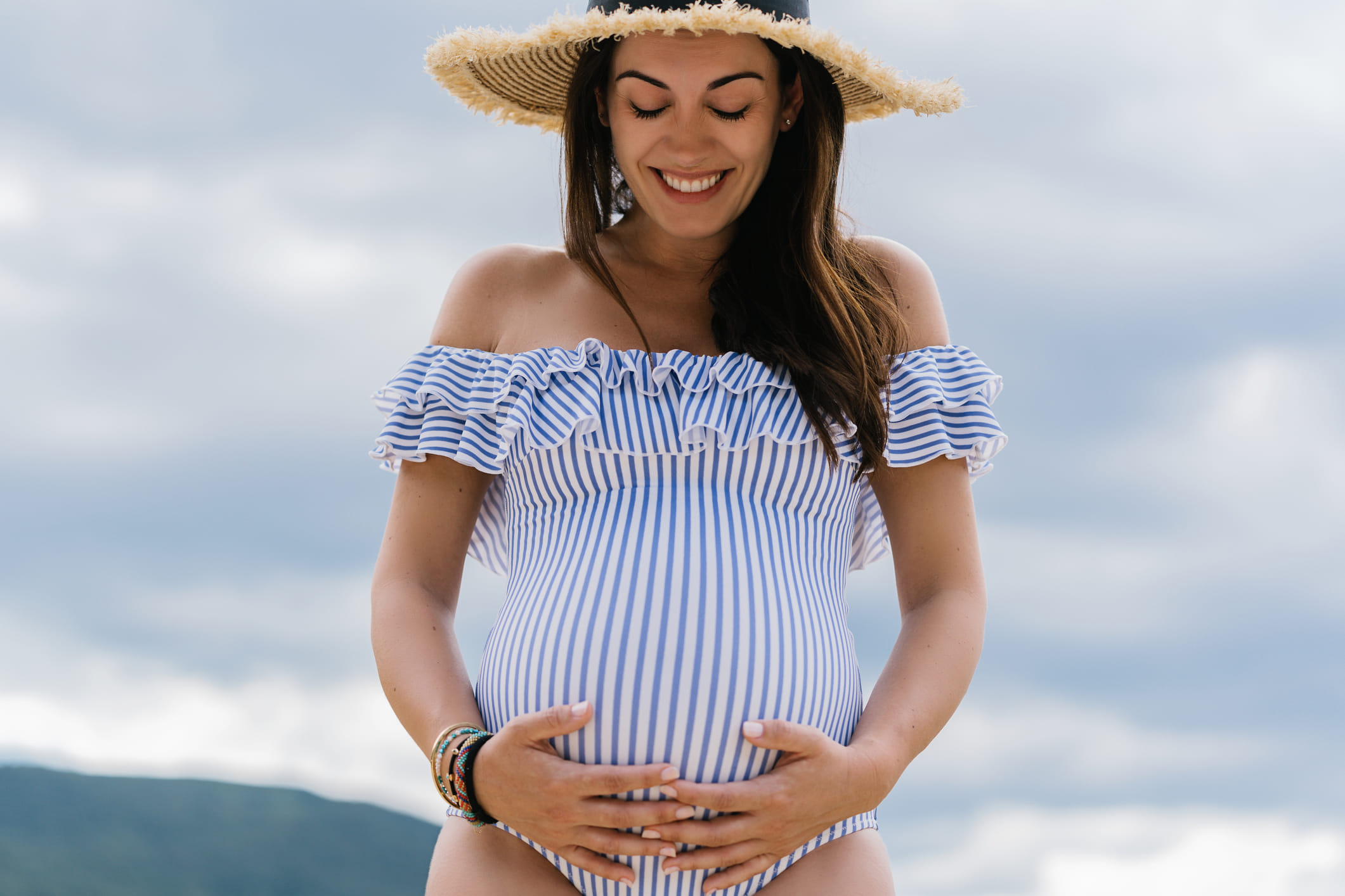 സ്ത്രീകളെ സംബന്ധിച്ച് ​ഗർഭകാലം എന്നത് മനോഹരമായ കാലഘട്ടമാണ്. എന്നാൽ വേനൽക്കാലത്തെ കൊടും ചൂടും ​ഗർഭകാലവും അത്ര സുഖമുള്ള കാര്യമല്ല. കാരണം വേനൽ ചൂടിൽ സാധാരണ സമയത്തേക്കാൾ കൂടുതൽ വെല്ലുവിളികൾ ​ഗർഭിണികൾക്ക് നേരിടേണ്ടി വന്നേക്കാം. നിസാരമായി നമുക്ക് തോന്നുമെങ്കിലും കുഞ്ഞിനും അമ്മയ്ക്കും ഒരു പോലെ ബാധിക്കാവുന്ന ആരോ​ഗ്യ പ്രശ്നങ്ങളും ഇതുമൂലം ഉണ്ടായേക്കാം. (Image Credits: Getty Images)
