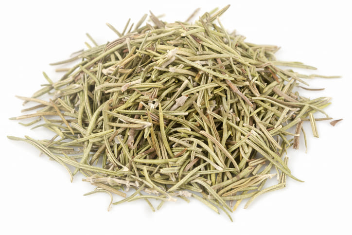 എന്നാൽ റോസ്മേരി ഉപയോ​ഗിക്കുമ്പോൾ പലർക്കും പലതരം സംശയങ്ങൾ ഉടലെടുക്കാറുണ്ട്. റോസ്മേരിയുടെ പച്ചയിലയാണോ ഉണങ്ങിയ ഇലകളാണോ മുടി വളർച്ചയ്ക്ക് ഏറ്റവും അനുയോജ്യമെന്നാണ് പലരും തിരയുന്നത്. യഥാർത്ഥത്തിൽ മുടി വളർച്ചയുടെ കാര്യത്തിൽ രണ്ടും ഒരുപോലെ ​ഗുണകരമാണ്. എന്നാൽ അവയുടെ ഗുണങ്ങളിൽ നല്ല രീതിയിൽ വ്യത്യാസമുണ്ട്.
