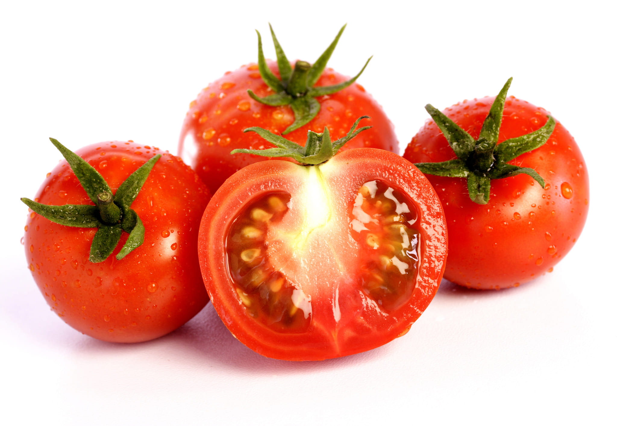 ഈ തക്കാളിയെടുത്ത് നിങ്ങളുടെ മുഖത്തും കഴുത്തിലും വട്ടത്തിൽ സൗമ്യമായി മസാജ് ചെയ്യുക. ബ്ലാക് ഹെഡ്‌സ് കാണപ്പെടുന്ന മൂക്കിന് ചുറ്റും അല്പം കൂടുതൽ നേരം സ്ക്രബ് ചെയ്യാം. 5 മിനിറ്റ് മസാജ് ചെയ്ത ശേഷം 10 മിനിറ്റ് അങ്ങനെ തന്നെ വയ്ക്കുക. ശേഷം നല്ല തണുത്ത വെള്ളത്തിൽ മുഖം വൃത്തിയായി കഴുകുക.
