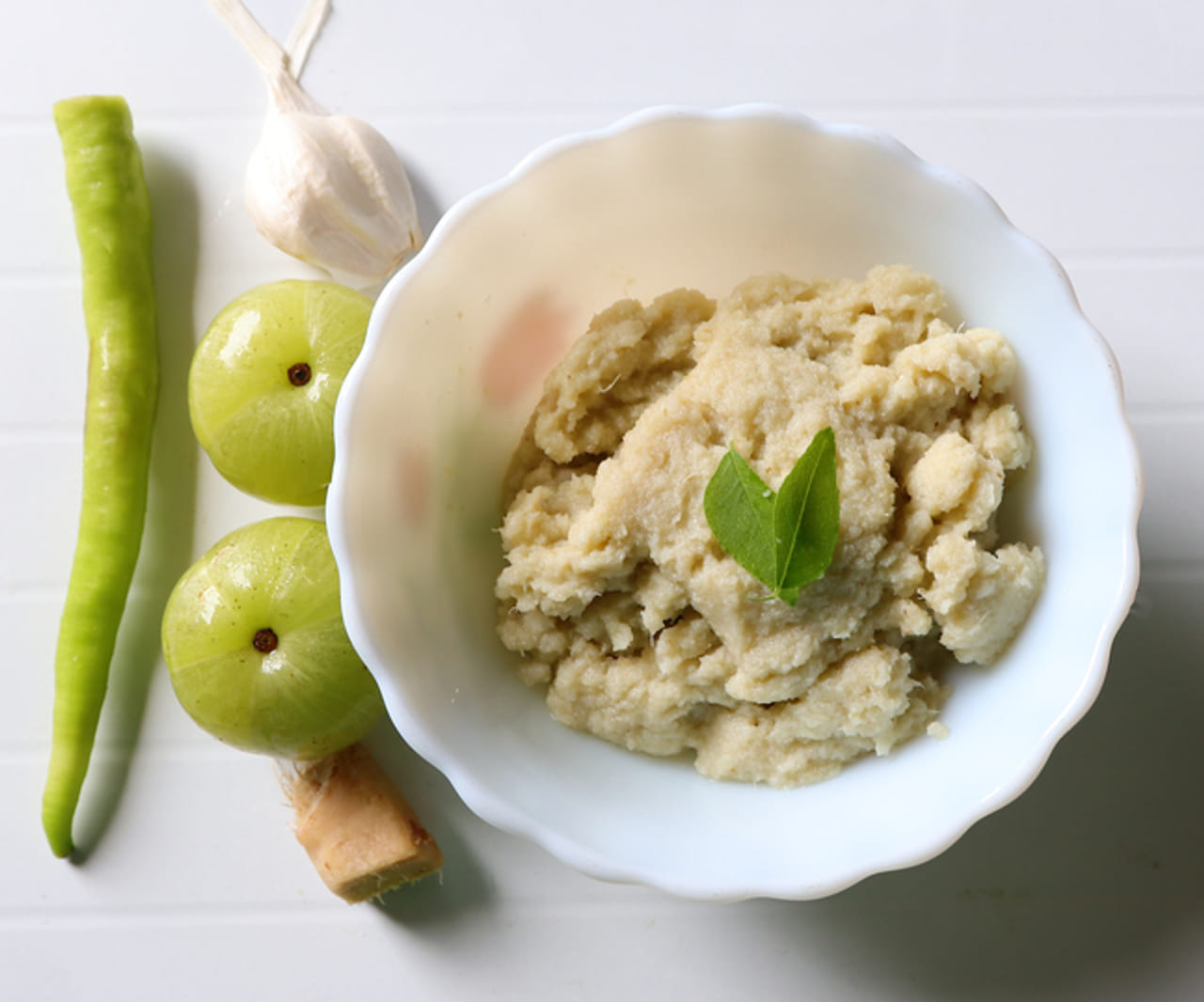വാഴപ്പഴം എല്ലാ വീടുകളിലും സുലഭമായി ലഭിക്കുന്ന ഒന്നാണ്. വാഴപ്പഴം പഴുത്തതാണ് സാധരണയായി നമ്മൾ വാങ്ങുന്നത്. പച്ച ഉപ്പേരി തോരൻ തുടങ്ങിയവയ്ക്കാണ് ഉപയോ​ഗിക്കുന്നത്. എങ്ങനെ കഴിച്ചാലും അവസാനം വാഴപ്പഴത്തിൻ്റെ തൊലി വലിച്ചെറിയുന്നത് സ്വാഭാവികമാണ്. എന്നാൽ ഇനി ആ തൊലി ഉപയോ​ഗിച്ച് ഉ​ഗ്രൻ ഒരു ചട്ണി ഉണ്ടാക്കിയാലോ. (Image Credits: Getty Images) 
