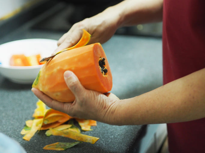 അതിലൂടെ ദഹനം സുഗമമാകുകയും ശരീരത്തിൽ അനാവശ്യമായി കൊഴുപ്പ് അടിയുന്നത് തടയുകയും ചെയ്യുന്നു. അതുപോലെ തന്നെ പഴുത്ത പപ്പായയെ അപേക്ഷിച്ച് പച്ച പപ്പായയിൽ പ്രകൃദത്തമാണെങ്കിലും പഞ്ചസാരയുടെ അളവ് വളരെ കുറവാണ്. ഇത് രക്തത്തിലെ ഇൻസുലിൻ അളവ് നിയന്ത്രിക്കുന്നു. പച്ച പപ്പായയിലെ ഫൈബർ വിശപ്പിനെ ശമിപ്പിക്കുകയും ഇടയ്ക്കിടെ ഭക്ഷണം കഴിക്കാനുള്ള പ്രവണത കുറയ്ക്കുകയും ചെയ്യുന്നു.
