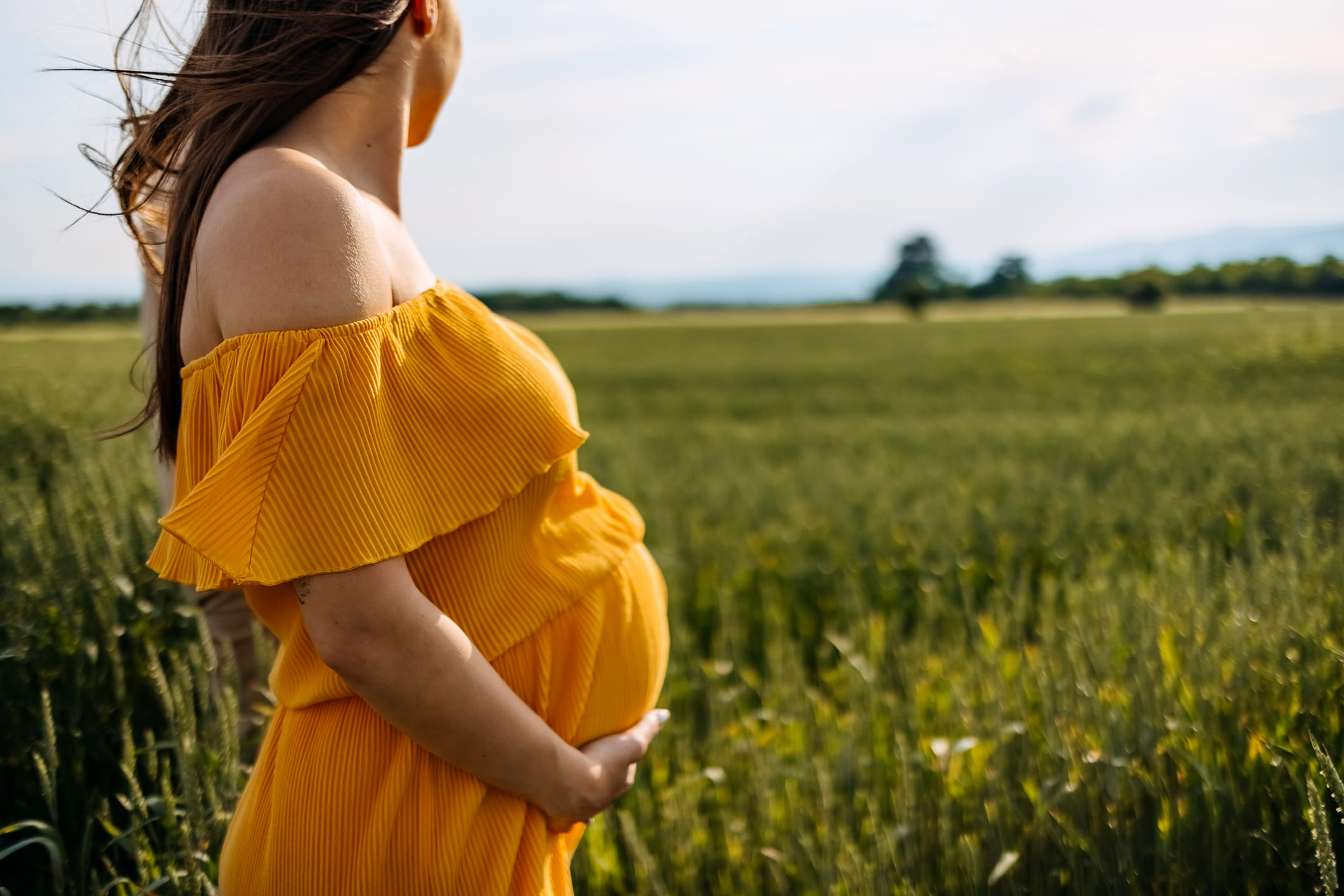 കഠിനമായ ചൂട് ഗർഭിണികൾക്കും ഗർഭസ്ഥ ശിശുവിനും ഒരുപോലെ അപകടകരമാണ്. അതിനാൽ അമ്മമാർ ഒരിക്കലും അമിതമായ ചൂടിൽ അധികനേരം ഇരിക്കുകയോ താപനില ഏൽക്കുകയോ ചെയ്യരുത്. ചൂടുള്ള സമയത്ത് പുറത്ത് നിന്ന് വ്യായാമങ്ങളോ മറ്റ് കാര്യങ്ങളോ ചെയ്യാൻ ശ്രമിക്കരുത്. കാരണം ചൂട് കൂടുമ്പോൾ രക്തക്കുഴലുകൾ വികസിക്കുകയും കാലുകളിൽ അമിതമായ നീരും വേദനയും ഉണ്ടാവുകയും ചെയ്തേക്കാം.
