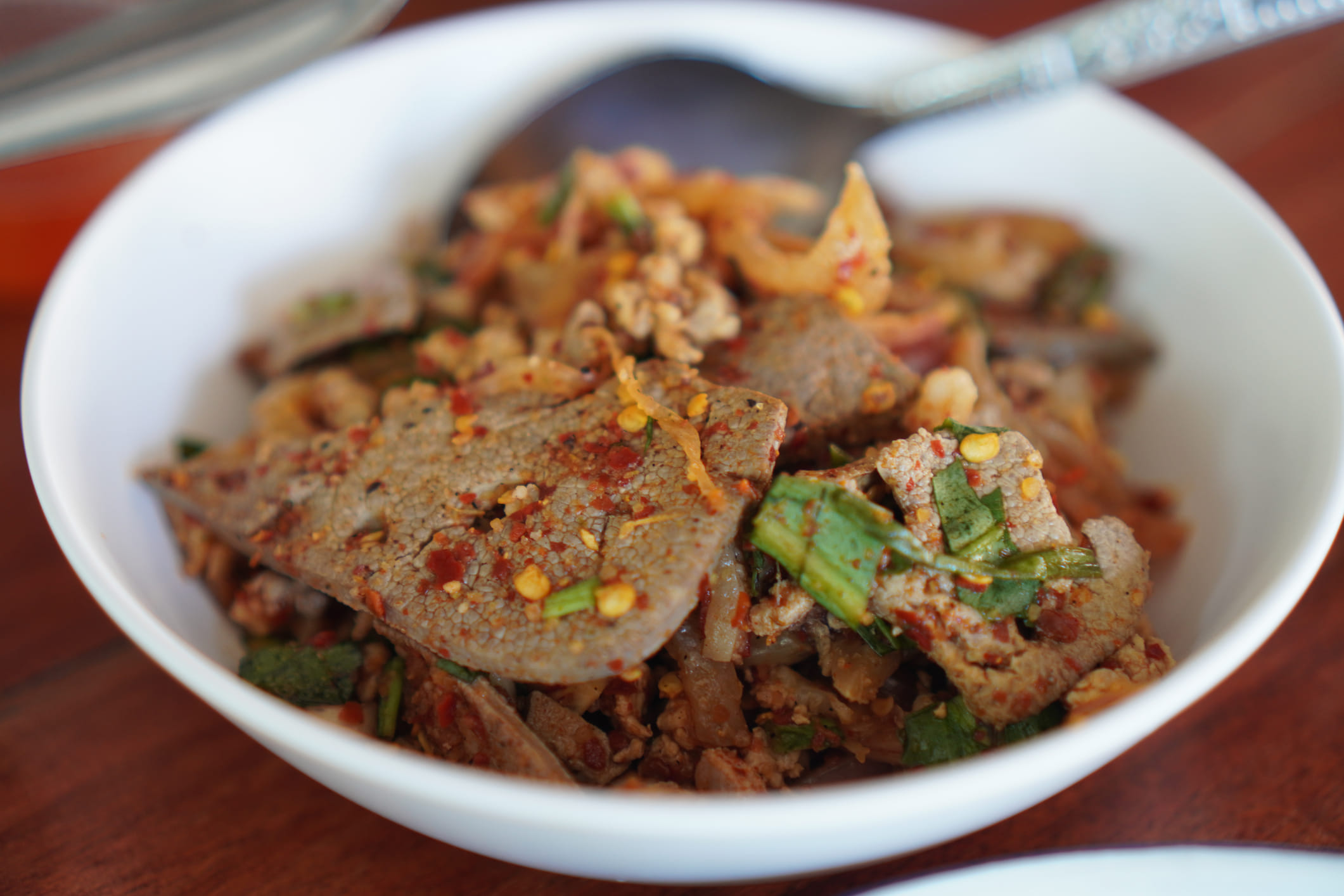 ആർത്തവസമയത്തും ഗർഭകാലത്തും സ്ത്രീകളുടെ ശരീരം നേരിടുന്ന ഏറ്റവും വലിയ വെല്ലുവിളിയാണ് ഇരുമ്പിന്റെ കുറവ്. ഇത് പരിഹരിക്കാൻ പ്രകൃതിദത്തമായ മാർഗ്ഗങ്ങൾ തേടുന്നവർക്ക് നവളരെ നല്ലതാണ് ചിക്കൻ ലിവർ. ഈ സമയത്ത് ചിക്കൻ്റെ ലിവർ കഴിക്കുന്നതിലൂടെ സ്ത്രീകൾക്ക് ലഭിക്കുന്ന ആരോ​ഗ്യ ​ഗുണങ്ങൾ എന്തെല്ലാമെന്ന് പരിശോധിക്കാം.
