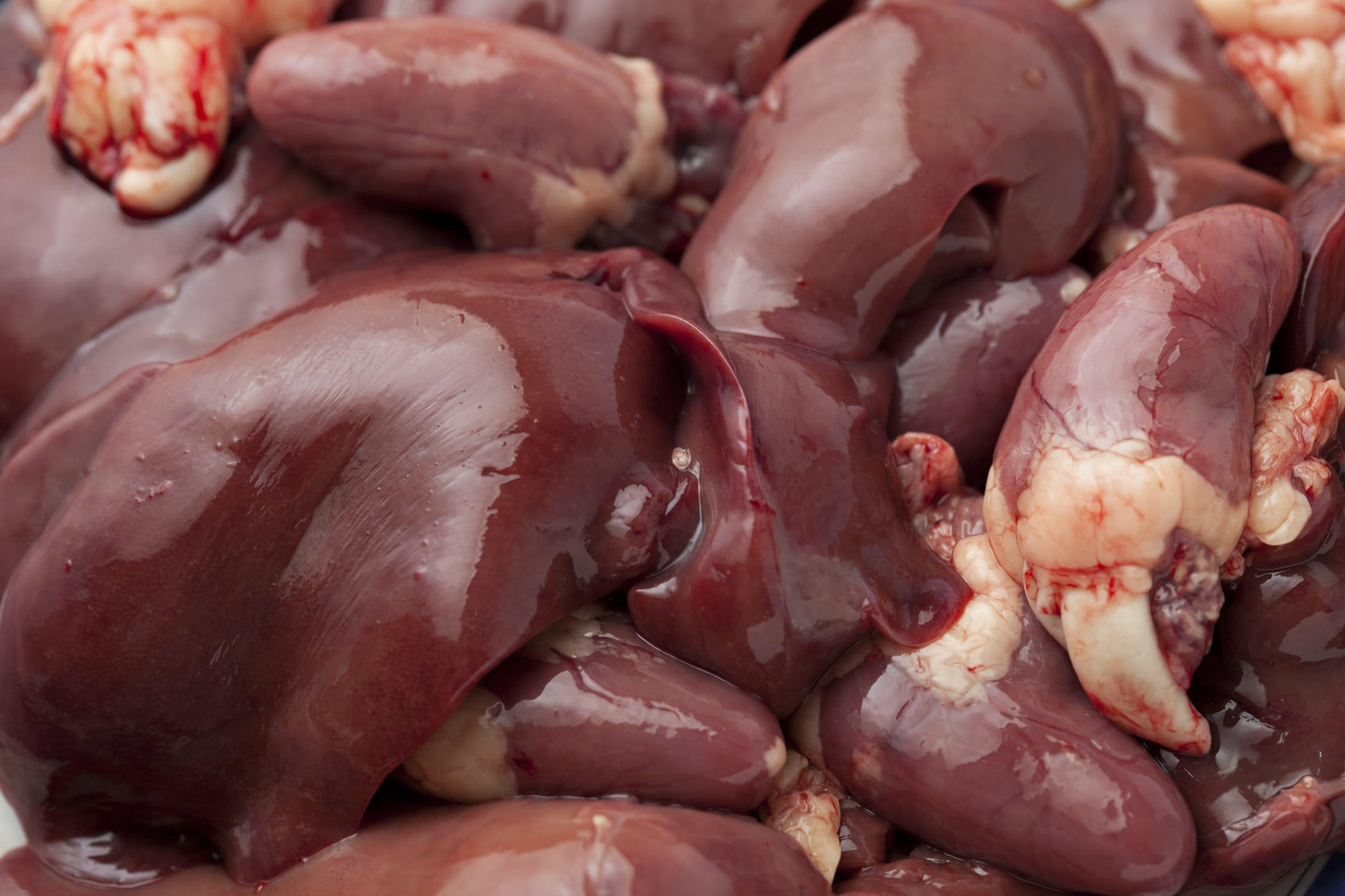 സ്ത്രീകളിൽ സാധാരണയായി കണ്ടുവരുന്ന വിളർച്ച തടയാൻ ചിക്കൻ ലിവർ വളരെ നല്ലതാണെന്നാണ് പറയപ്പെടുന്നത്. സസ്യഭക്ഷണങ്ങളിൽ നിന്നുള്ള ഇരുമ്പിനേക്കാൾ വേഗത്തിൽ ശരീരം ആഗിരണം ചെയ്യുന്ന 'ഹീം അയൺ' ചിക്കൻ ലിവറിൽ ധാരാളമായ കാണപ്പെടുന്നു. കൂടാതെ ഇത് രക്തത്തിലെ ഹീമോഗ്ലോബിൻ അളവ് പെട്ടെന്ന് വർദ്ധിപ്പിക്കുകയും അതിലൂടെ വിളർച്ച തടയാനും സാധിക്കുന്നു.
