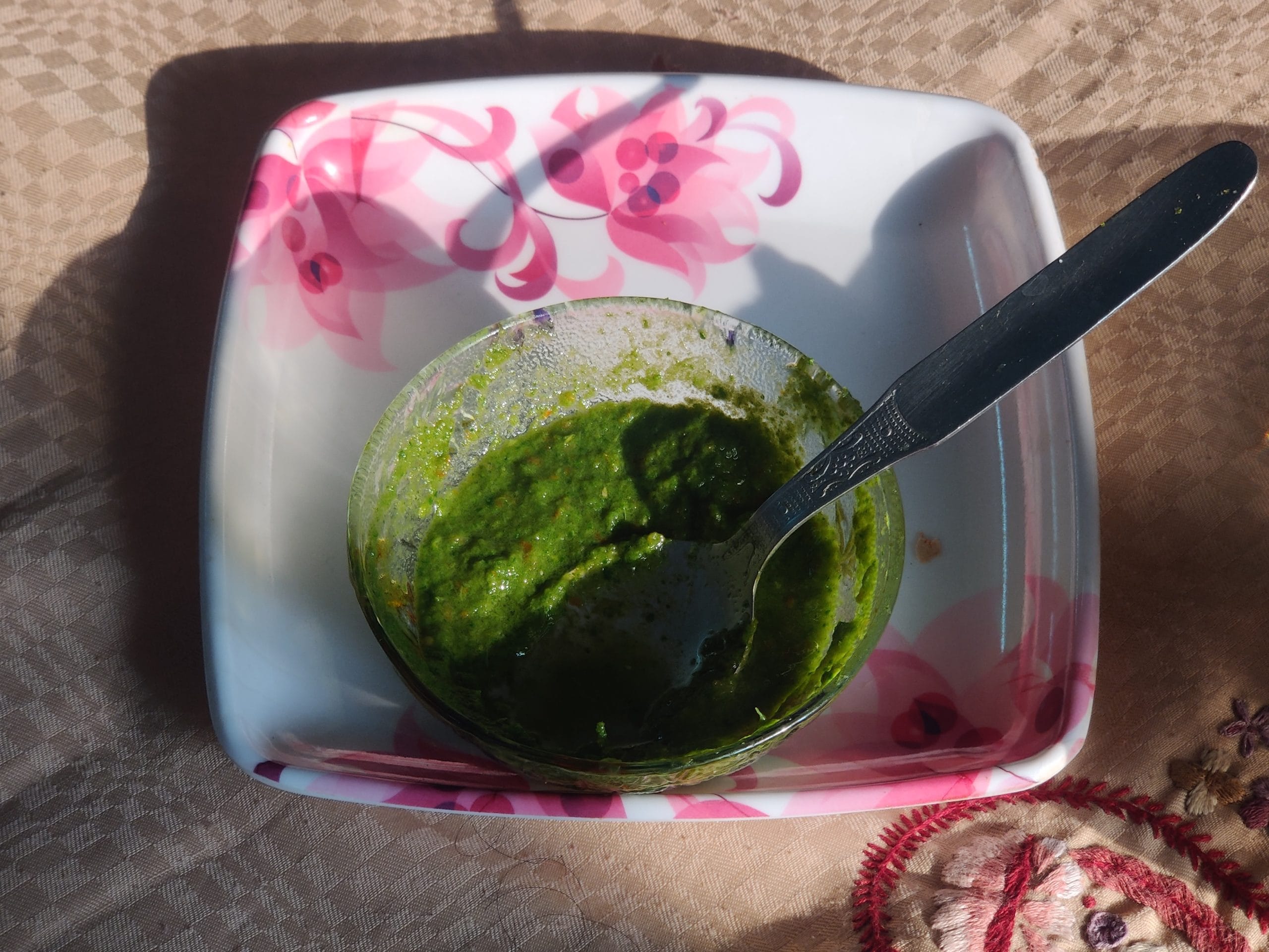 വേസ്റ്റ് എന്ന് കരുതി നമ്മൾ കളയുന്ന വസ്തുവിൽ നിന്ന് ഇത്രയും രുചികരമായ ഒരു സൈഡ് ഡിഷ് ഉണ്ടാക്കാം എന്ന് പലർക്കും അറിയില്ല. ചോറിനും ചപ്പാത്തിക്കും ദോശയ്ക്കും ഒപ്പം കഴിക്കാവുന്ന ഒരു കിടിലൻ ചട്ണിയുടെ റെസിപ്പി നമുക്ക് നോക്കാം. ആവശ്യമായ സാധനങ്ങൾ: കഴുകി വൃത്തിയാക്കിയ പച്ച പഴത്തൊലി 2എണ്ണം, ഉള്ളി അരിഞ്ഞത്, വെളുത്തുള്ളി, ഇഞ്ചി, പച്ചമുളക്, വറ്റൽമുളക്, 1 ടീസ്പൂൺ ജീരകം, കടുക് എണ്ണ, ഉപ്പ്, മല്ലിയില, നാരങ്ങയുടെ നീര്.
