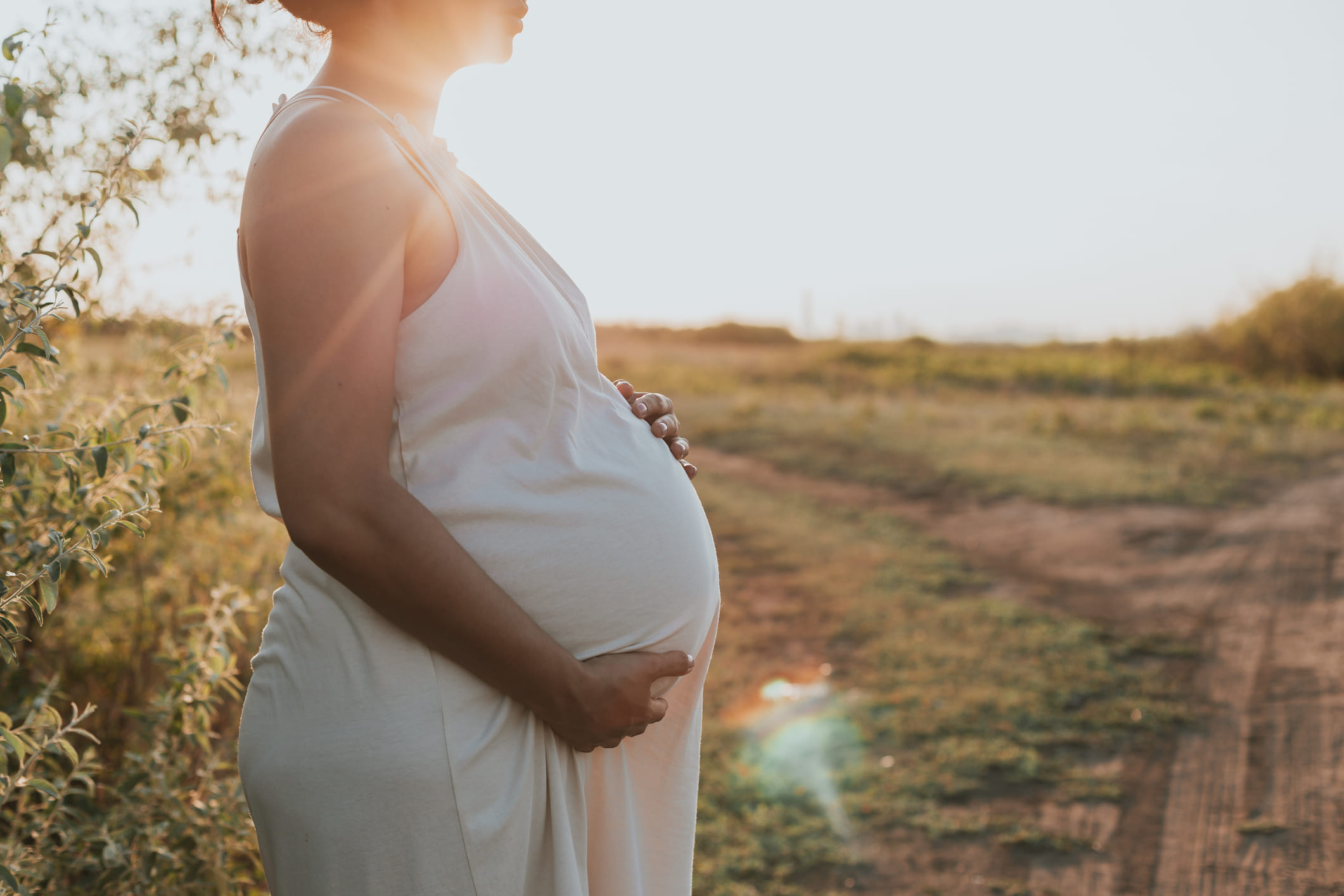 നേരത്തെയുള്ള പ്രസവം, കുഞ്ഞിന് തൂക്കക്കുറവ്, ഗർഭസ്ഥയിലുള്ള കുഞ്ഞിൻ്റെ മരണം, ജന്മനായുള്ള ഹൃദയ വൈകല്യങ്ങൾ തുടങ്ങി നിരവധി ആരോ​ഗ്യ പ്രശ്നങ്ങൾ ചൂട് കഠിനമാകുമ്പോൾ ഉണ്ടായേക്കാം. ​ഗർഭധാരണത്തിൻ്റെ ഓരോ ഘട്ടത്തിലും പല രീതിയിലാണ് ചൂട് ബാധിക്കുന്നത്. ആദ്യ മൂന്ന് മാസത്തിൽ ചൂട് ശക്തമായി ഏൽക്കുന്നത് ജനന വൈകല്യങ്ങൾക്ക് കാരണമായേക്കാം.
