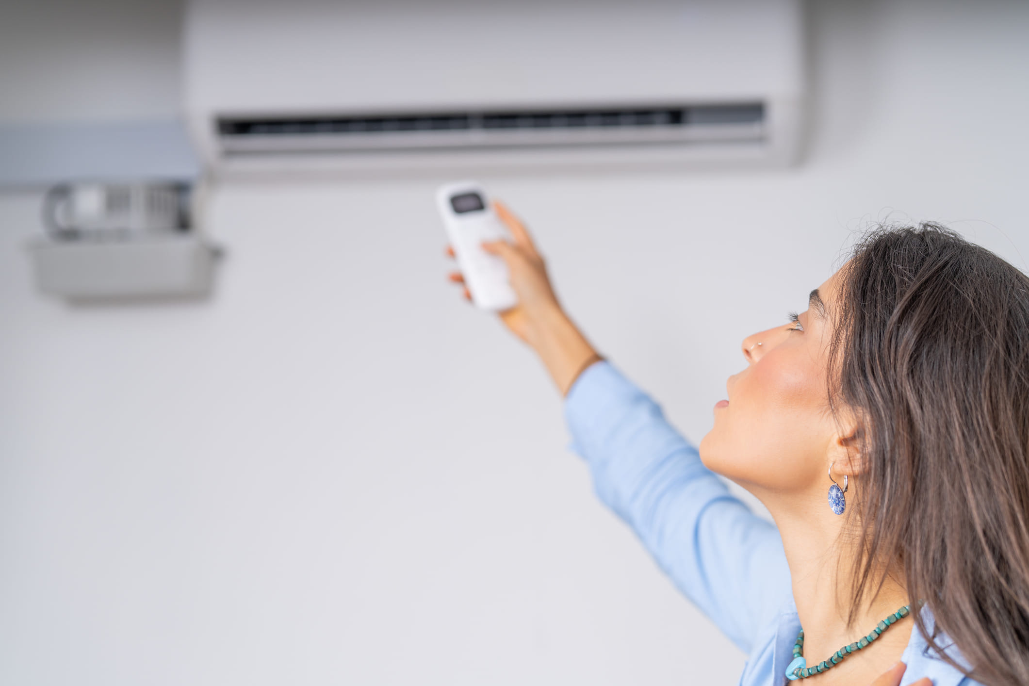 നിങ്ങൾ ടേബിൾ ഫാൻ ഉപയോ​ഗിക്കുന്നവരാണെങ്കിൽ ആ ഫാനിന് പിന്നിലായി നനഞ്ഞ ഒരു കോട്ടൺ തുണി വിരിക്കുകയോ അല്ലെങ്കിൽ ഒരു പാത്രത്തിൽ ഐസ് ക്യൂബുകൾ നിറച്ച് ഫാനിന് മുന്നിൽ വെക്കുകയോ ചെയ്യുന്നത് ഉറങ്ങുമ്പോൾ മുറി തണുപ്പിക്കാൻ നല്ലതാണ്. ഇത് പുറപ്പെടുവിക്കുന്ന തണുത്ത നീരാവി മുറിയിലെ ചൂട് പെട്ടെന്ന് കുറയ്ക്കുന്നതാണ് തണുപ്പ് കിട്ടാൻ കാരണം. 
