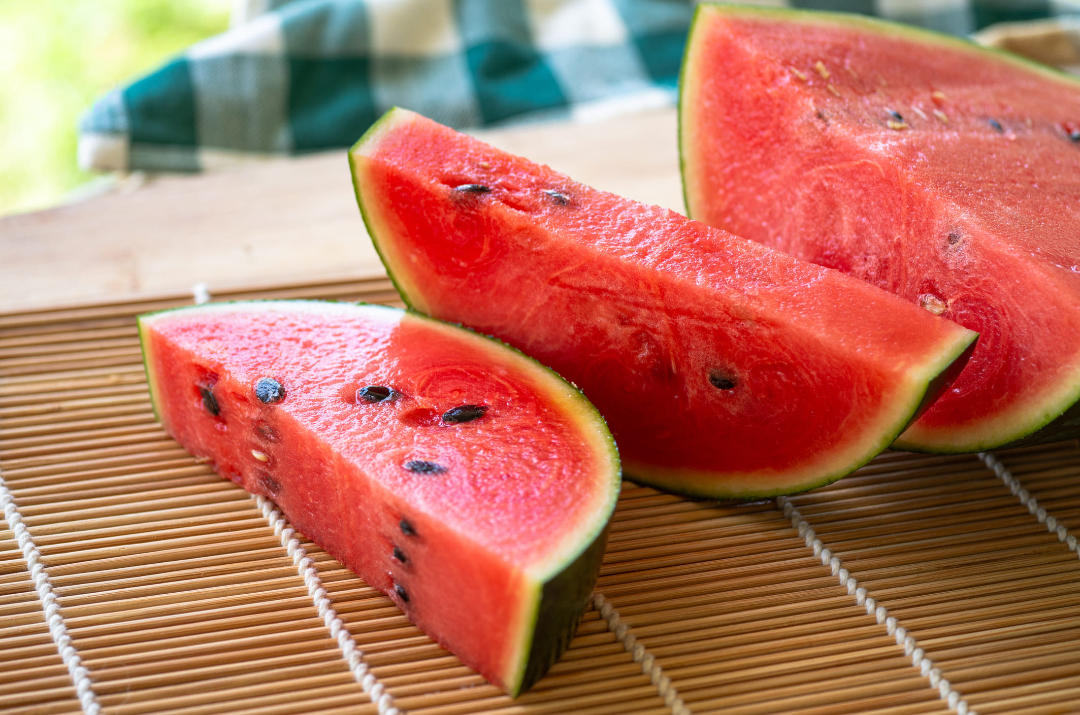 തണ്ണിമത്തൻ: വേനൽക്കാല എല്ലാവരും തണ്ണിമത്തൻ കഴിക്കാൻ ശ്രമിക്കാറുണ്ട്. ജലാംശം നിലനിർത്തുന്നതിലൂടെ ചർമ്മം കൂടുതൽ തിളങ്ങും. സൂര്യപ്രകാശത്തിനു ശേഷമുള്ള സെൻസിറ്റീവ് ചർമ്മത്തിന്, തണ്ണിമത്തൻ കഴിക്കുന്നത് വളരെ നല്ലതാണ്. ഇത് ജലാംശം നഷ്ടപ്പെടുത്താതെ ചർമ്മത്തെ വരൾച്ചയിൽ നിന്ന് തടയുകയും മുഖക്കുരു തുടങ്ങിയവയുടെ സാധ്യത കുറയ്ക്കുകയും ചെയ്യുന്നു.