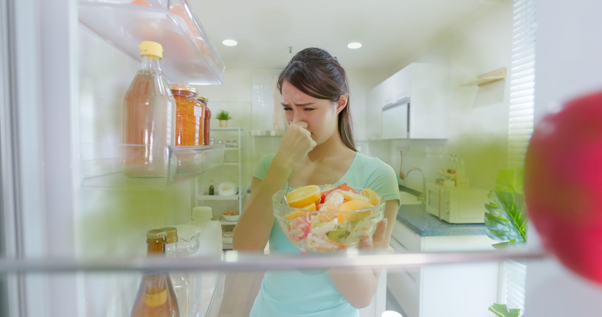 അടുക്കളയിലുള്ള ചില സാധനങ്ങൾ ഉപയോഗിച്ച് വളരെ എളുപ്പത്തിൽ എങ്ങനെ ഫ്രിഡ്ജിലെ രൂക്ഷ ​ഗന്ധം മാറ്റാമെന്ന് നമുക്ക് നോക്കാം. ഏറ്റവും ഫലപ്രദമായ മാർഗങ്ങളിൽ ഒന്നാണ് ബേക്കിംഗ് സോഡ കൊണ്ടുള്ളത്. ഒരു ചെറിയ പാത്രത്തിൽ അല്പം ബേക്കിംഗ് സോഡ എടുത്ത് ഫ്രിഡ്ജിൻ്റെ ഉള്ളിൽ വയ്ക്കുക. ഇങ്ങനെ ചെയ്താൽ ഫ്രിഡ്ജിനുള്ളിലെ വായുവിൻ്റെ  ദുർഗന്ധത്തെ വലിച്ചെടുക്കാൻ സഹായിക്കും. ആഴ്ചയിലൊരിക്കൽ ഇങ്ങനെ ചെയ്യാം.

