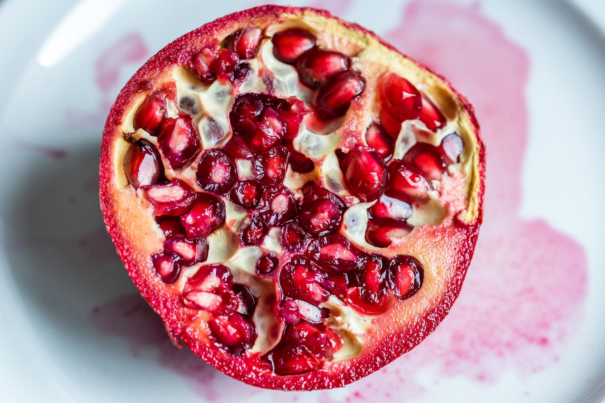 മാതള നാരങ്ങ: പൊളിച്ച് കഴിക്കാൻ അല്പം മടിയായതിനാൽ പലരും മാതളനാരങ്ങ വാങ്ങാൻ മടികാണിക്കാറുണ്ട്. എന്നാൽ ആരോഗ്യ ഗുണത്തോടൊപ്പം ചർമ്മകോശങ്ങളുടെ പുനരുജ്ജീവനത്തിനും മാതളം വളരെ നല്ലതാണ്. ഇത് ചർമ്മത്തിന് സ്വാഭാവികമായ തിളക്കം നൽകാനും വെയിലേറ്റ് ചർമ്മത്തിനുണ്ടാകുന്ന പ്രശ്നങ്ങളെ പ്രതിരോധിക്കാനും സഹായിക്കുന്നു.