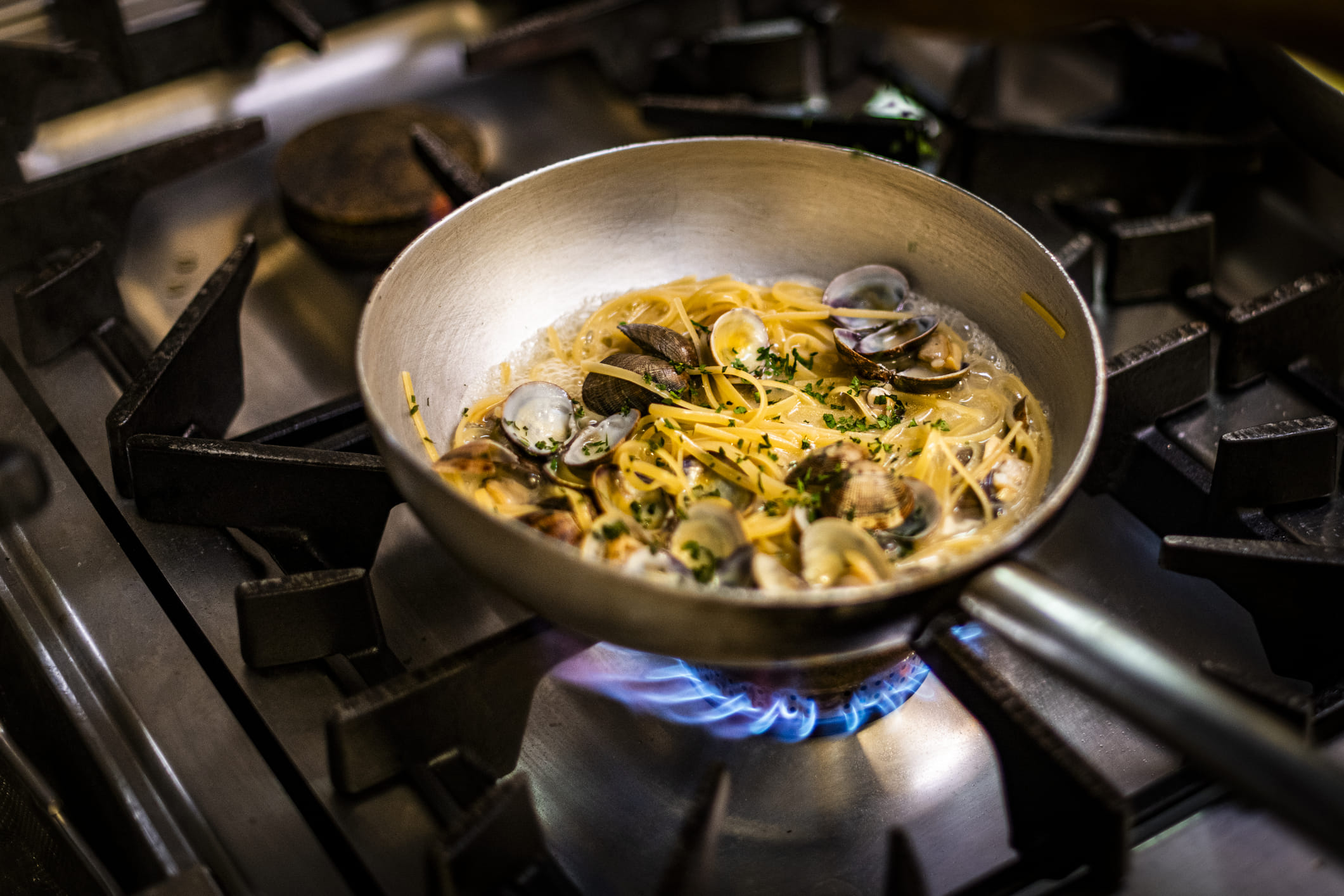 പാചകം ഒരു കലയാണെന്ന് എല്ലാവരും പറയാറുണ്ട്. എന്നാൽ സൂക്ഷിച്ച് ചെയ്തില്ലെങ്കിൽ അപകടവുമാണ്. ദിവസവും പാചകം ചെയ്യുന്നവർക്ക് എന്തെങ്കിലും ഒക്കെ പരിക്കുകൾ ഉണ്ടാകാറുണ്ട്. പ്രത്യേകിച്ച് എണ്ണ തെറിച്ചും ചൂട് തട്ടിയുമൊക്കെ. അടുക്കളയിൽ മീൻ വറക്കുമ്പോഴോ കടുക് വറുക്കുമ്പോഴോ എണ്ണ തെറിച്ച് പൊള്ളലേൽക്കുന്നത് മിക്ക വീട്ടമ്മമാരും നേരിടുന്ന വെല്ലുവിളിയാണ്. (Image Credits: Getty Images)