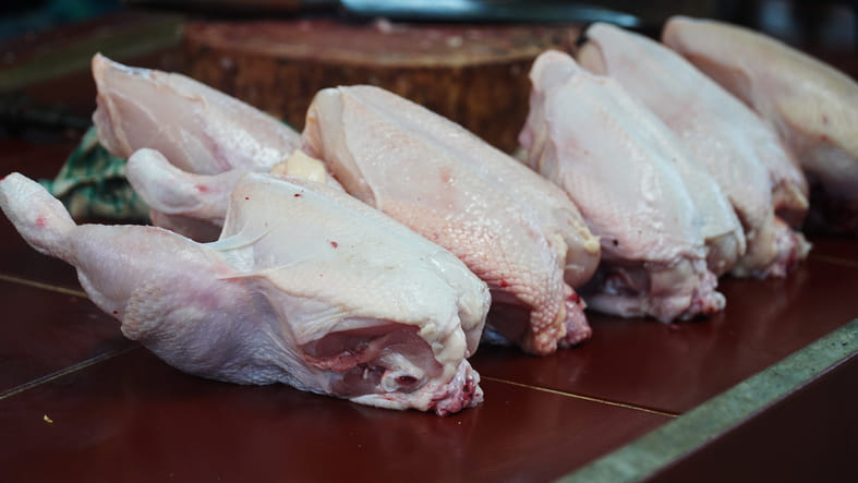 തൊലിയോടെ ചിക്കൻ പാകം ചെയ്യുമ്പോൾ ഇറച്ചിക്ക് കൂടുതൽ രുചി നൽകുകയും ചെയ്യുന്നു. അതുപോലെ കുറച്ച് കഴിക്കുമ്പോൾ തന്നെ വയർ നിറഞ്ഞതായി തോന്നുകയും ചെയ്യും. ഇതുവഴി അമിതമായി ഭക്ഷണം കഴിക്കുന്നത് ഒഴിവാക്കാം. എന്നാൽ ഒരിക്കലും ചിക്കൻ്റെ സ്കിൻ ദിവസവും കഴിക്കാനോ ഒരളവിൽ കൂടുതൽ കഴിക്കാനോ പാടില്ല.
