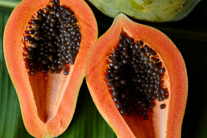 പഴുത്ത പപ്പായയും തടി കുറയ്ക്കാൻ സഹായിക്കുമെങ്കിലും, പച്ച പപ്പായയിൽ നിന്ന് വ്യത്യസ്തമായി ഇതിൻ്റെ ​ഗുണങ്ങൾ വ്യത്യസ്തമാണ്. വിറ്റാമിൻ സി, എ, ലൈകോപീൻ തുടങ്ങിയ ആൻ്റിഓക്‌സിഡൻ്റുകൾ പഴുത്ത പപ്പായയിൽ ധാരാളമായി കാണപ്പെടുന്നു. ഇത് വ്യായാമം ചെയ്യുന്നവർക്ക് ഊർജ്ജം നൽകാനും പേശികളുടെ ആരോഗ്യം സംരക്ഷിക്കാനും സഹായിക്കുന്നവയാണ്. അതിനാൽ ധൈര്യമായി കഴിക്കാം. 
