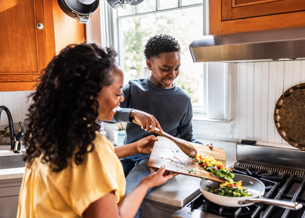 രാവിലത്തെ തിരക്കും പരക്കംപാച്ചിലും മിക്ക വീടുകളിലും കണ്ടുവരുന്നതാണ്. എന്നാൽ ഇത് ഒഴിവാക്കി ശാന്തമായി ഒരു ദിവസം തുടങ്ങാൻ ആഗ്രഹിക്കുന്നവരാണ് നമ്മൾ. രാവിലത്തെ സമയം ലാഭിക്കാൻ തലേദിവസം രാത്രി നമ്മൾ ചെയ്യേണ്ട ചില കാര്യങ്ങളുണ്ട്. ഇത്തരം കാര്യങ്ങളിൽ ശ്രദ്ധിച്ചാൽ ഉറപ്പായും രാവിലെയുള്ള നെട്ടോട്ടം കുറയ്ക്കാനാകും. (Image Credits: Getty Images)
