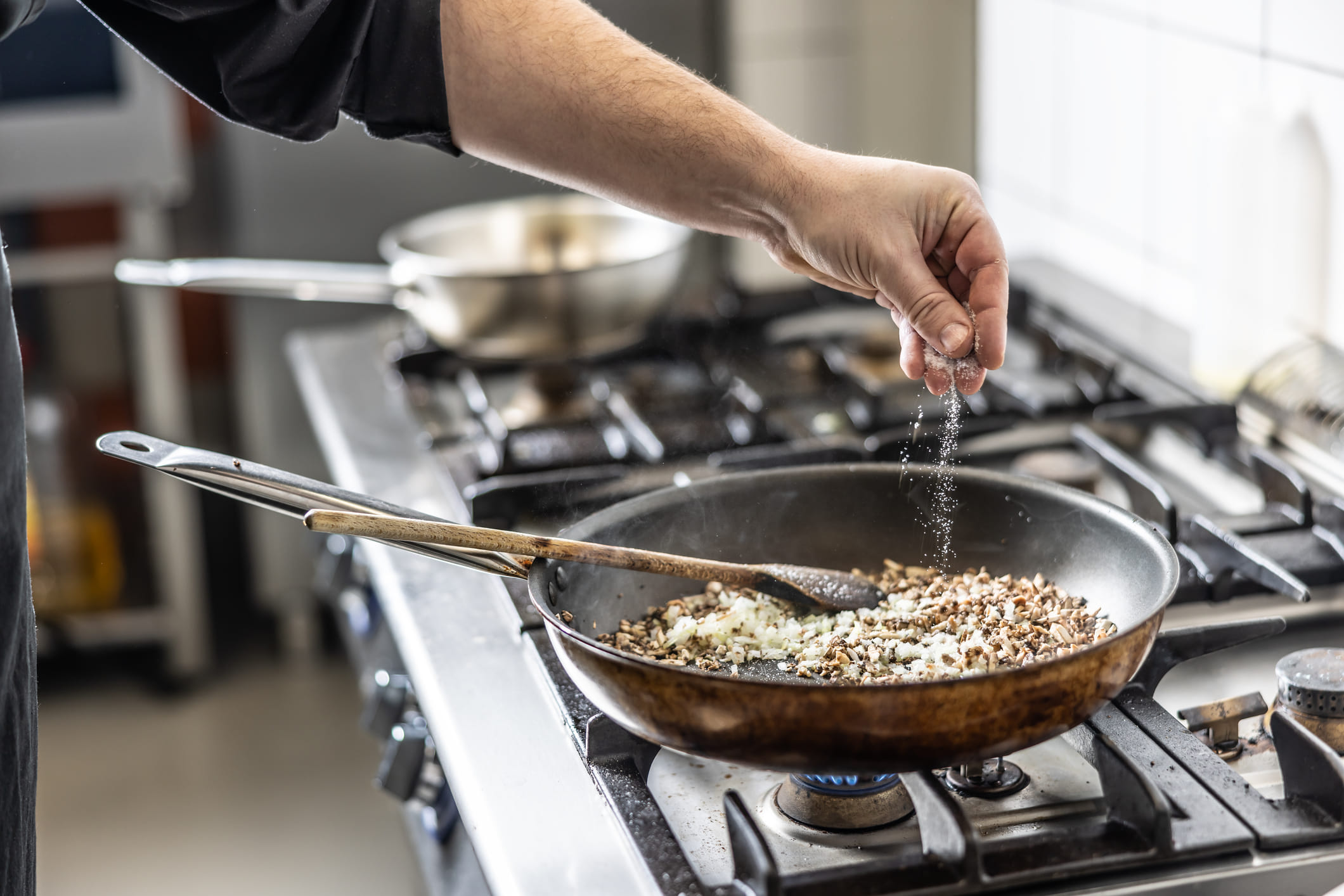 അതുപോലെ തന്നെ പാനിൽ എണ്ണ ചൂടായി വരുമ്പോൾ കടുക് ഇടുന്നതിന് മുൻപോ മീൻ വറക്കുന്നതിന് മുൻപോ ആയിട്ട് അല്പം ഉപ്പ് എണ്ണയിലേക്ക് ചേർക്കുക. ഇത് എണ്ണയിലെ ഈർപ്പം വലിച്ചെടുക്കുകയും എണ്ണ തെറിക്കുന്നതിൻ്റെ അളവ് കുറയ്ക്കുകയും ചെയ്യും.   ഇങ്ങനെ ചെയ്താൽ എണ്ണതെറിക്കുന്നത് പൂർണമായും ഒഴിവാക്കാനാകും. 
