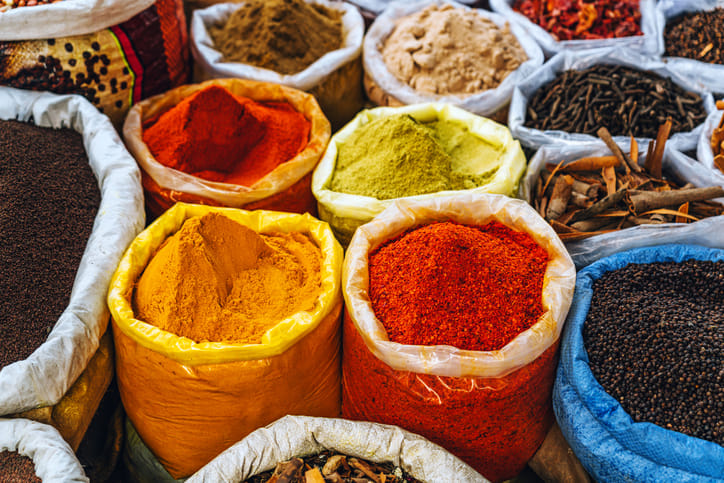 വീട്ടമ്മമാർ പ്രത്യേകം ശ്രദ്ധിക്കേണ്ട കാര്യമാണ്, കറി വെക്കുമ്പോൾ ഒരിക്കലും നനഞ്ഞ സ്പൂൺ മസാല പാത്രത്തിൽ ഇട്ട് എടുക്കരുത്. അതുപോലെ, തിളക്കുന്ന കറിക്ക് മുകളിൽ നേരിട്ട് പാത്രം പിടിച്ച് പൊടി ഇടാൻ ശ്രമിക്കരുത്. കാരണം കറിയിൽ നിന്ന് പൊങ്ങിവരുന്ന ആവി പൊടിയുടെ പാത്രത്തിനുള്ളിൽ ഈർപ്പം ഉണ്ടാക്കാൻ കാരണമാകും.
